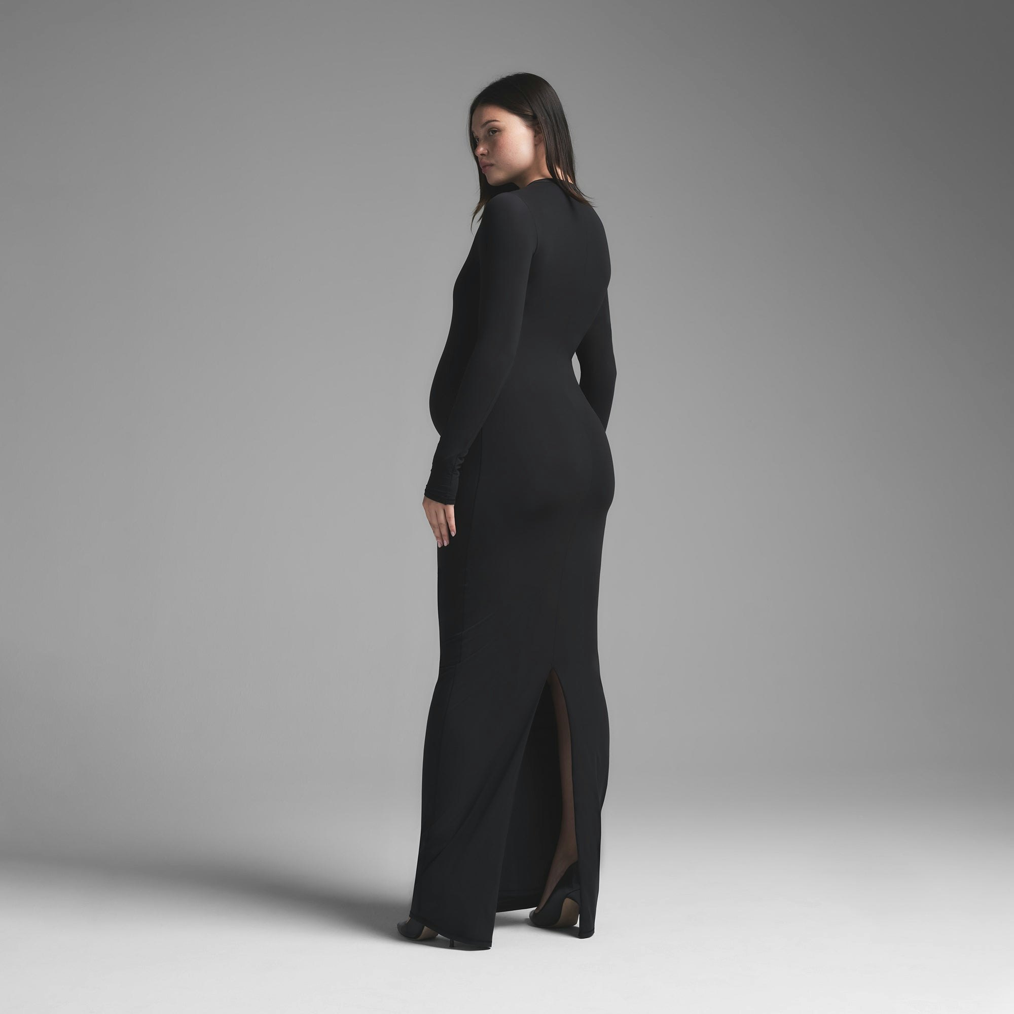 FITS EVERYBODY MATERNITY LONG SLEEVE DRESS | ONYX ON A MODEL SIDE VIEW