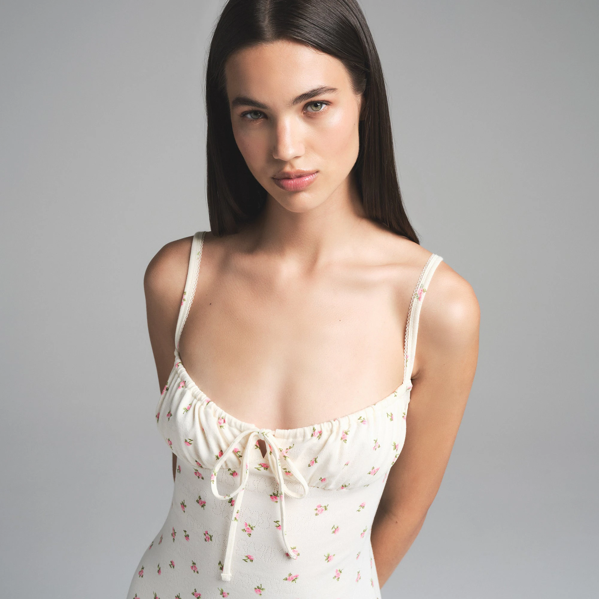 LOGO POINTELLE MINI DRESS | MARBLE PINK ROSEBUD PRINT ON A MODEL SIDE VIEW | FOCUS: 0.0, 1.0, 0.9