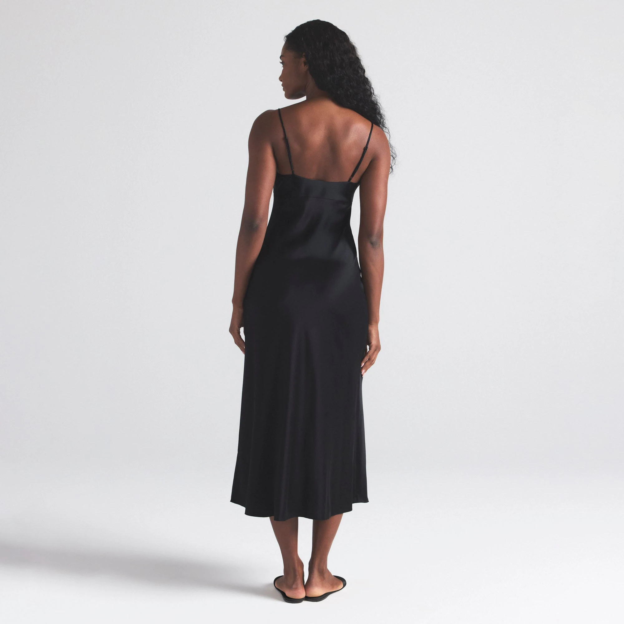 SILK CAMI V NECK LONG SLIP | ONYX ON A MODEL SIDE  ON A MODEL FRONT VIEW | FOCUS: 0.0, 1.0, 0.9