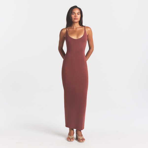 SMOOTH LAYERS SCOOP NECK LONG DRESS | HENNA ON A MODEL FRONT VIEW