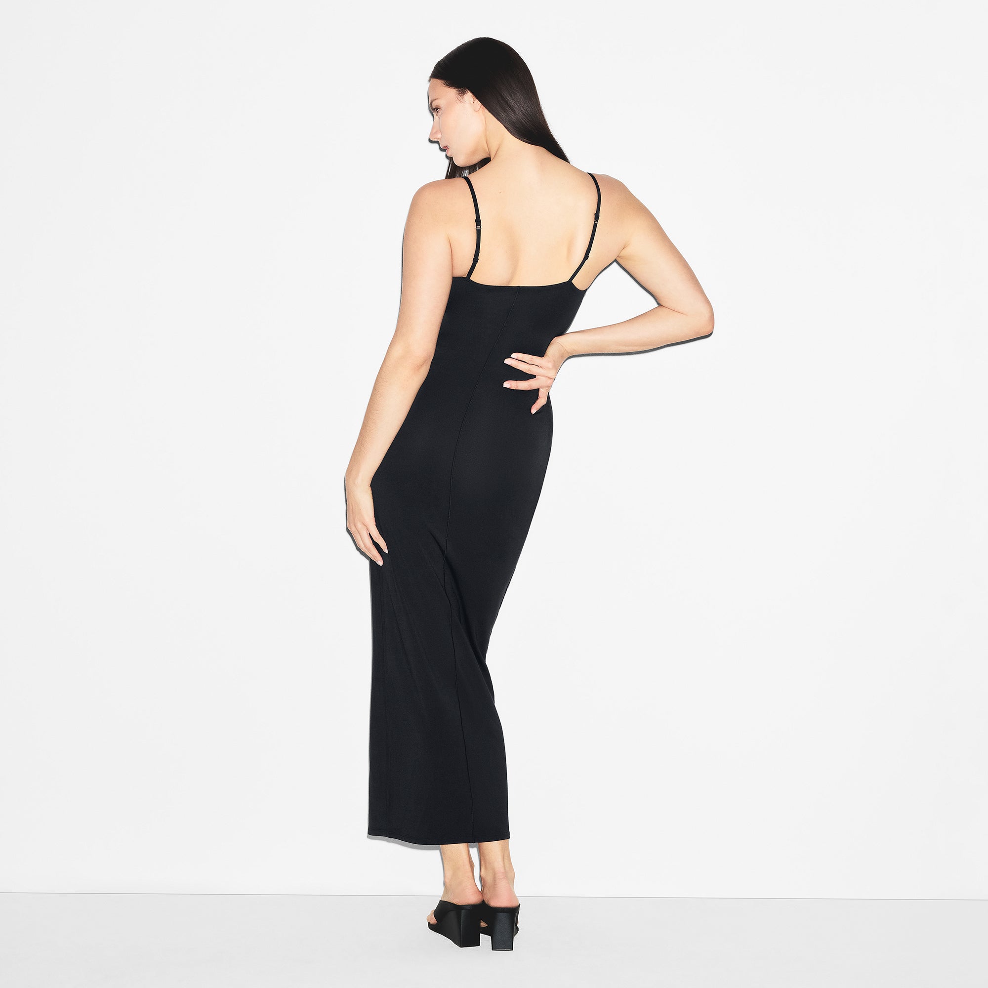 バックオープン ブラック ロングドレス　skims SOFT LOUNGE PETITE LONG SLIP DRESS | ONYX | SKIMS