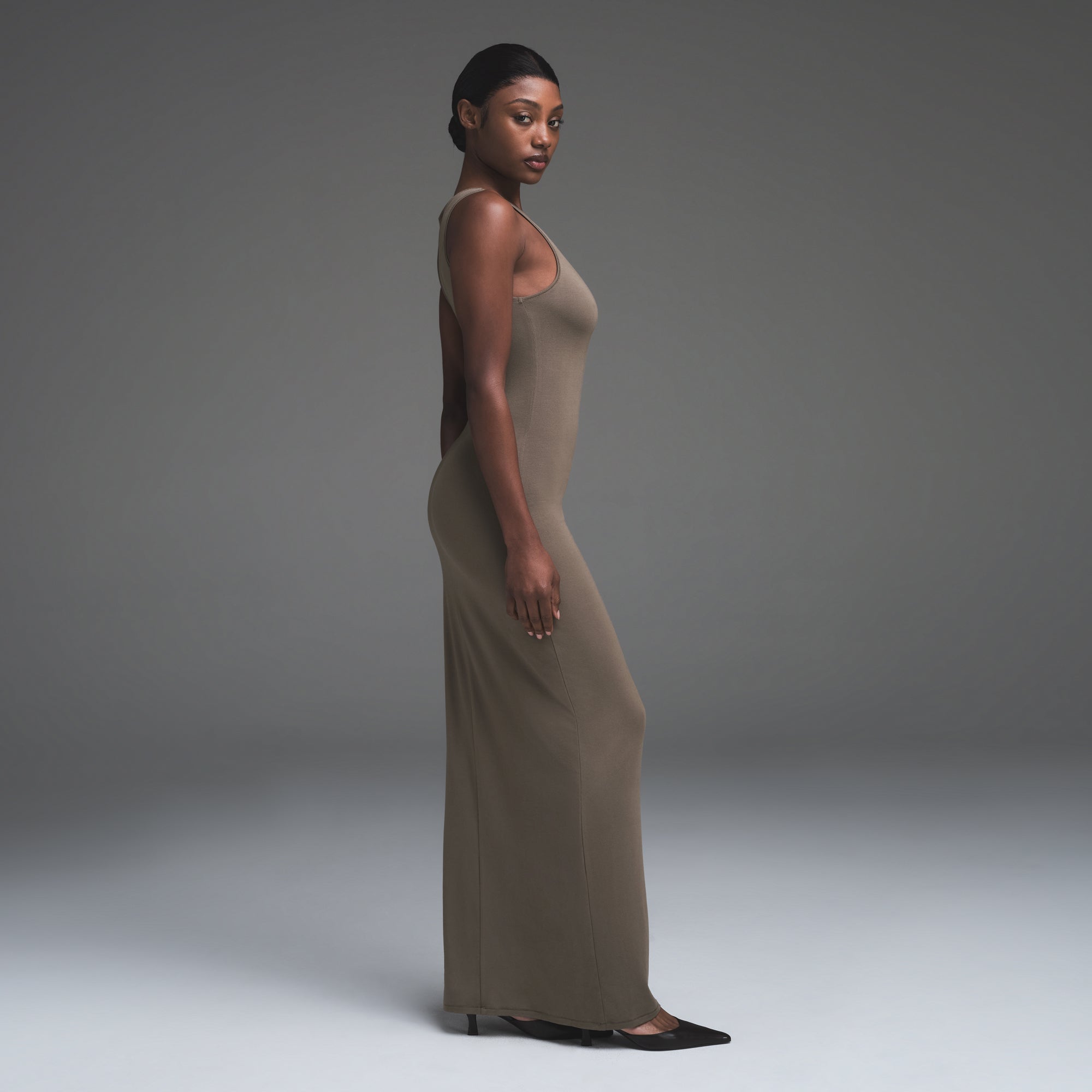 SMOOTH LAYERS LONG BOAT NECK DRESS | TRUFFLE