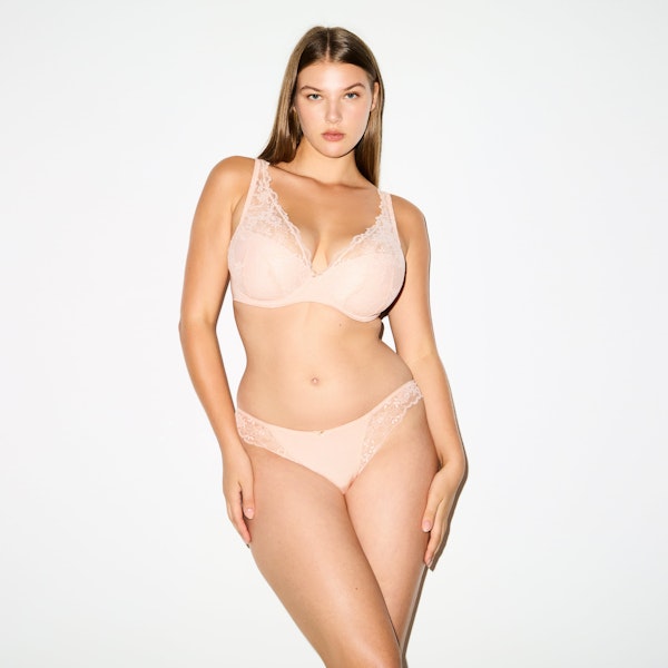 SKIMS LACE FULL COVERAGE BRA | PRIMROSE ON A MODEL SIDE VIEW @ | FOCUS: 0.0, 1.0, 0.9