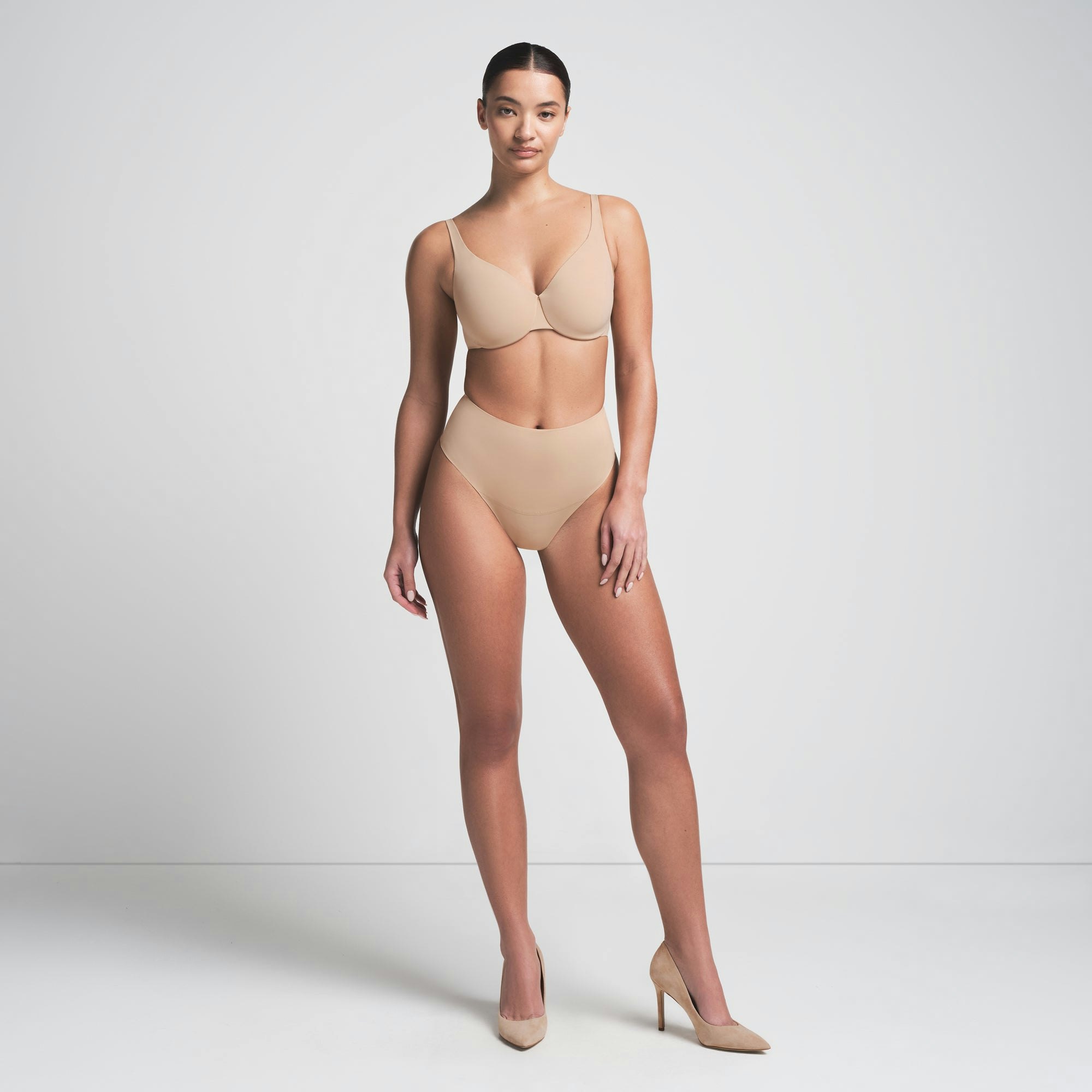 SMOOTHING INTIMATES UNLINED MINIMIZER BRA | CLAY ON A MODEL FRONT VIEW | FOCUS: 0.0, 1.0, 0.9