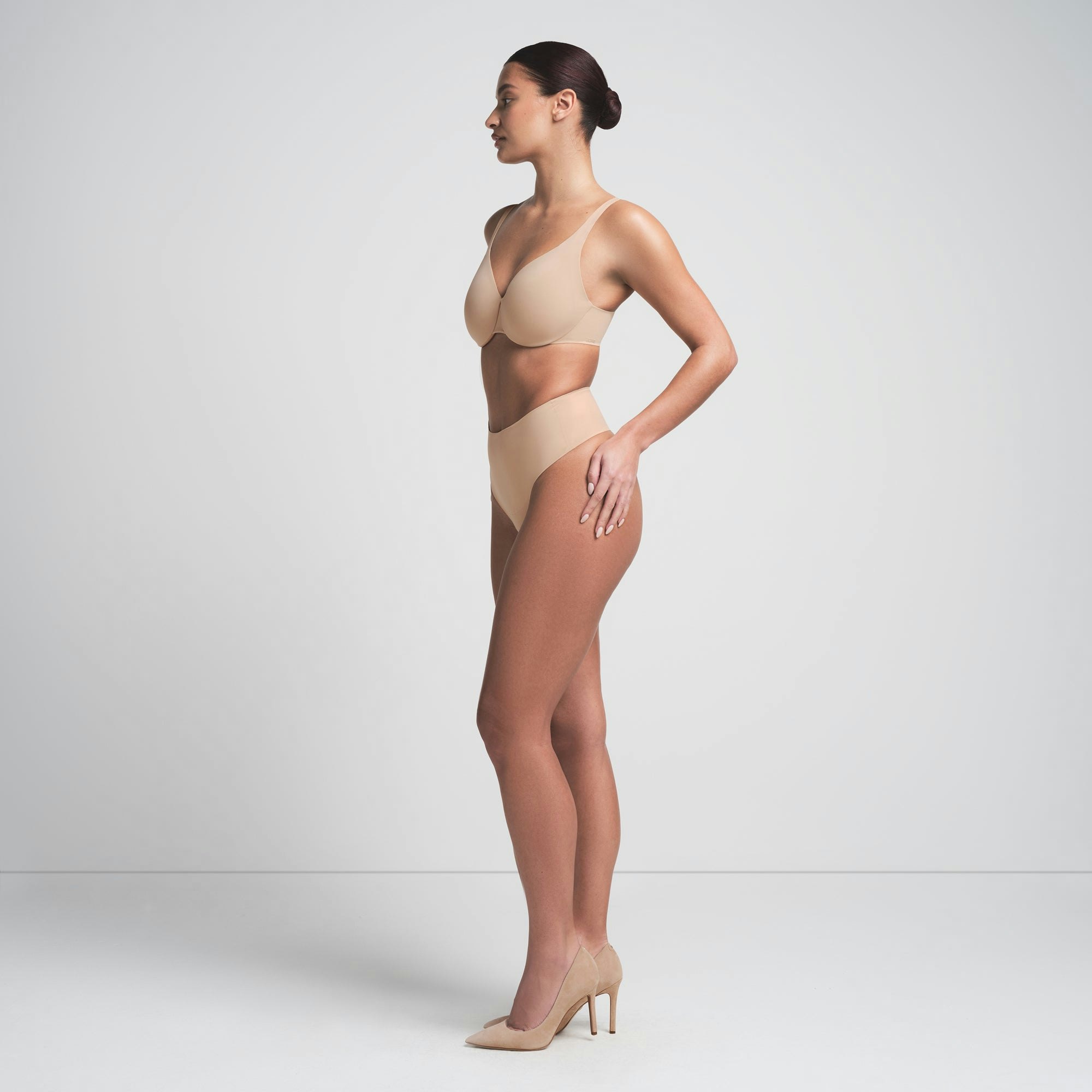 SMOOTHING INTIMATES UNLINED MINIMIZER BRA | CLAY ON A MODEL FRONT VIEW | FOCUS: 0.0, 1.0, 0.9