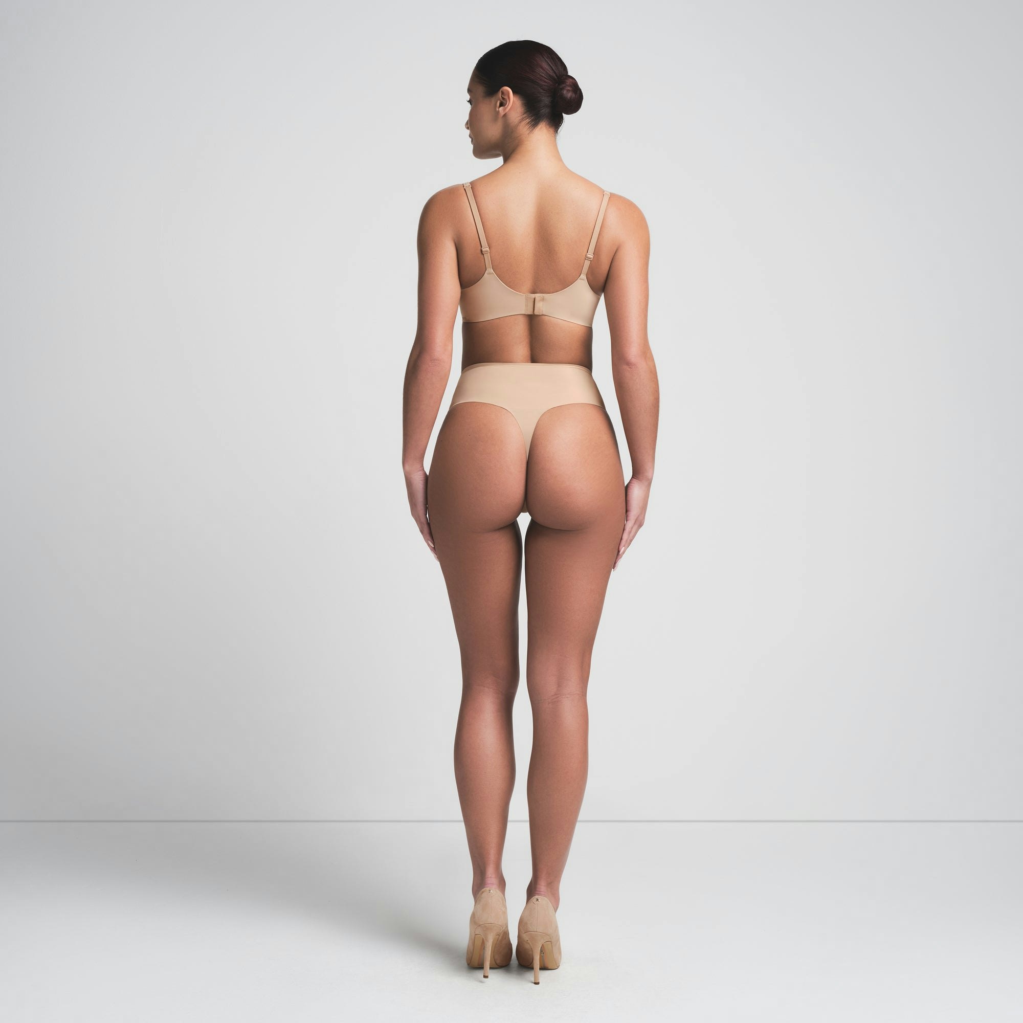 SMOOTHING INTIMATES UNLINED MINIMIZER BRA | CLAY ON A MODEL FRONT VIEW | FOCUS: 0.0, 1.0, 0.9