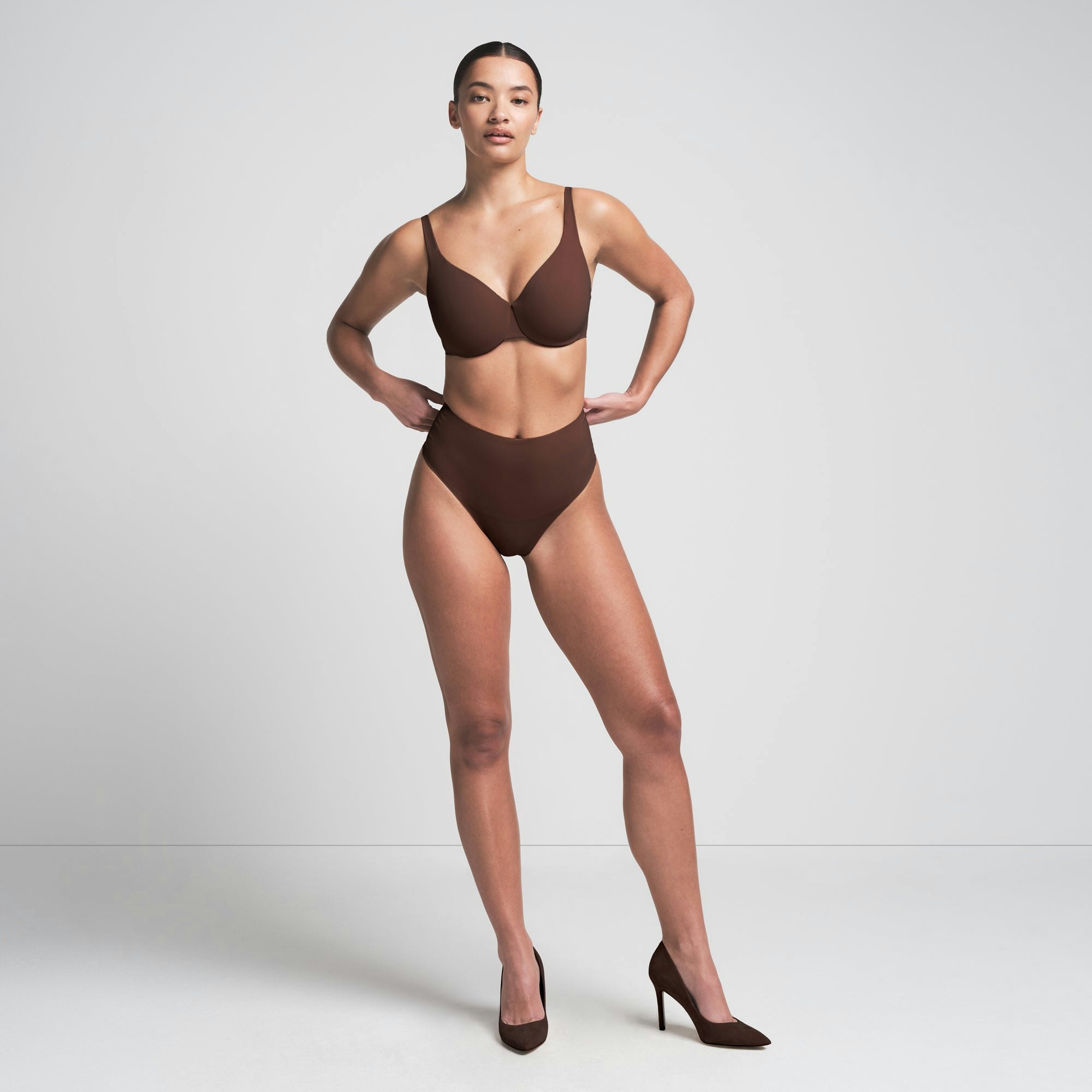 SMOOTHING INTIMATES UNLINED MINIMIZER BRA | COCOA ON A MODEL FRONT VIEW | FOCUS: 0.0, 1.0, 0.9