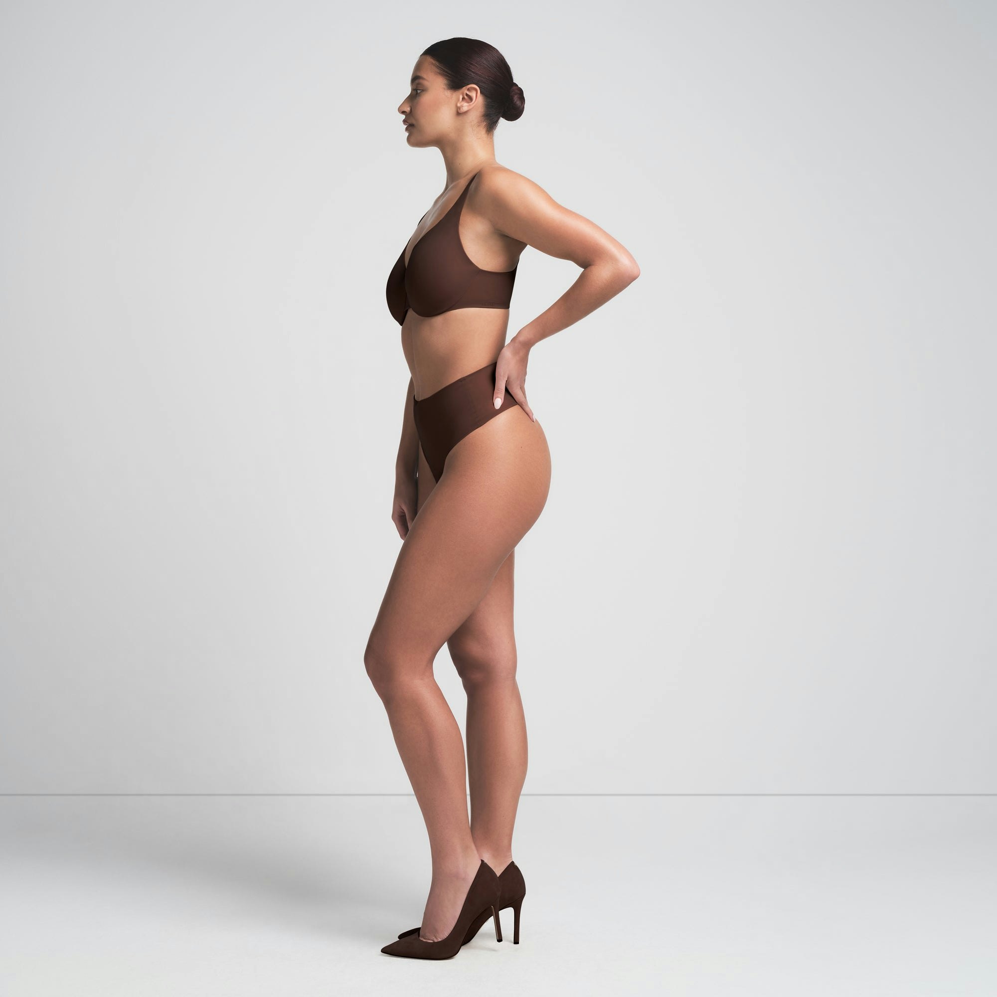 SMOOTHING INTIMATES UNLINED MINIMIZER BRA | COCOA ON A MODEL FRONT VIEW | FOCUS: 0.0, 1.0, 0.9