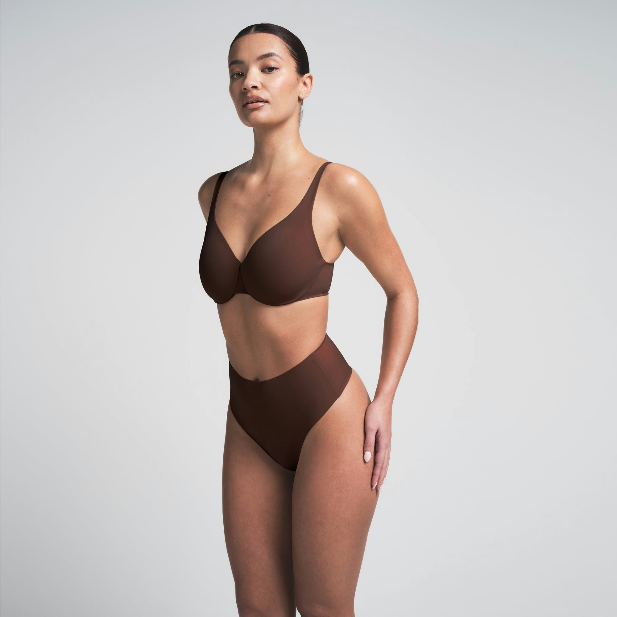 SMOOTHING INTIMATES UNLINED MINIMIZER BRA | COCOA ON A MODEL SIDE VIEW | FOCUS: 0.0, 1.0, 0.9