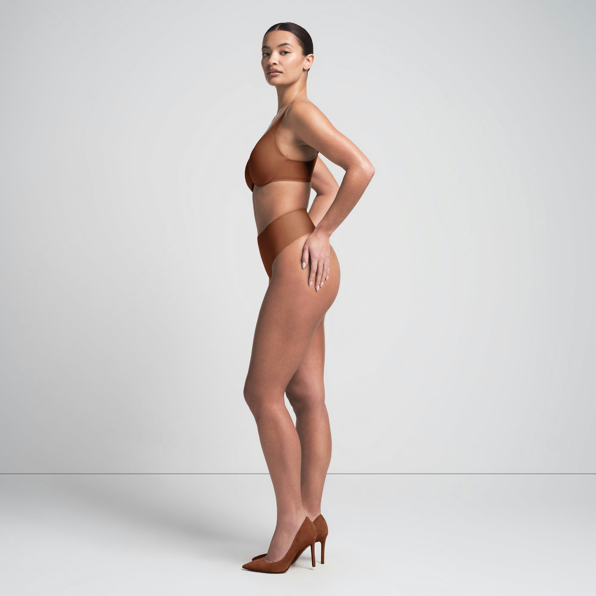 SMOOTHING INTIMATES UNLINED MINIMIZER BRA | JASPER ON A MODEL FRONT VIEW | FOCUS: 0.0, 1.0, 0.9