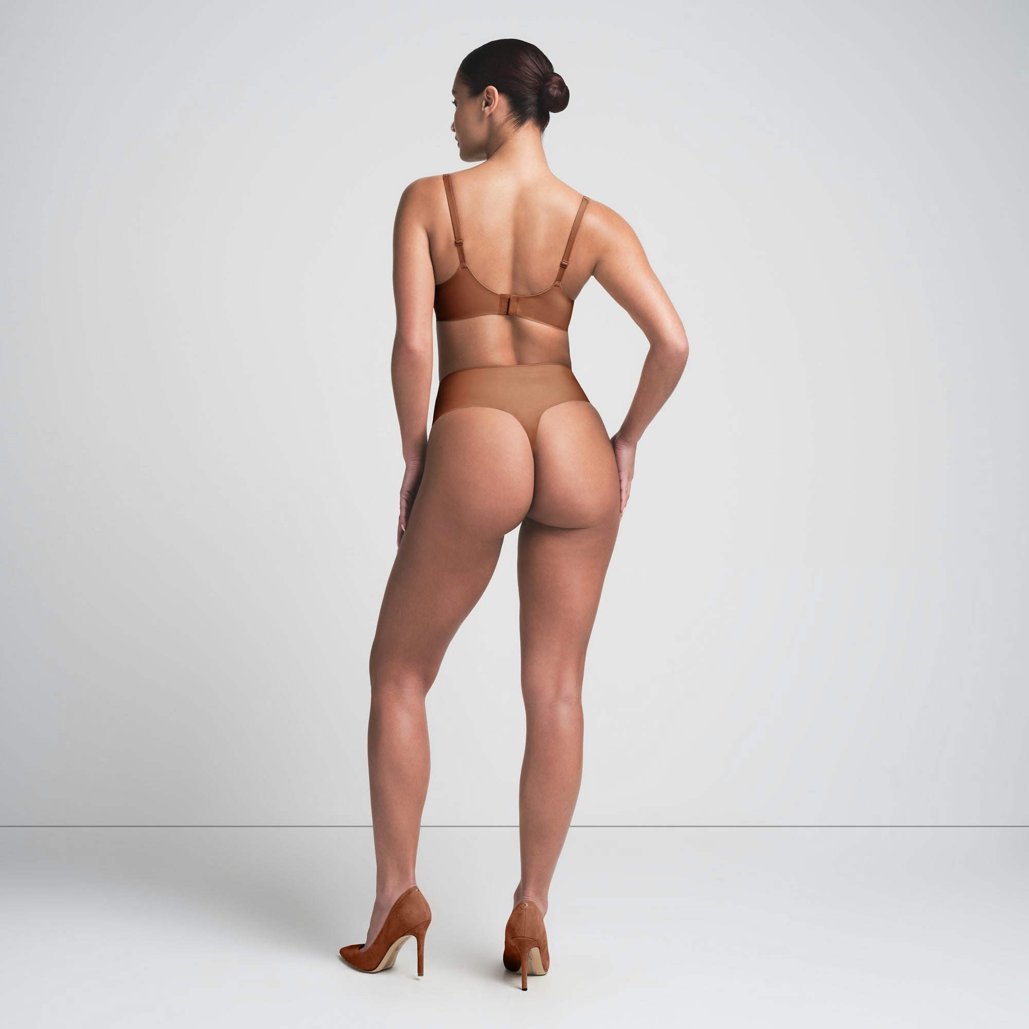 SMOOTHING INTIMATES UNLINED MINIMIZER BRA | JASPER ON A MODEL FRONT VIEW | FOCUS: 0.0, 1.0, 0.9