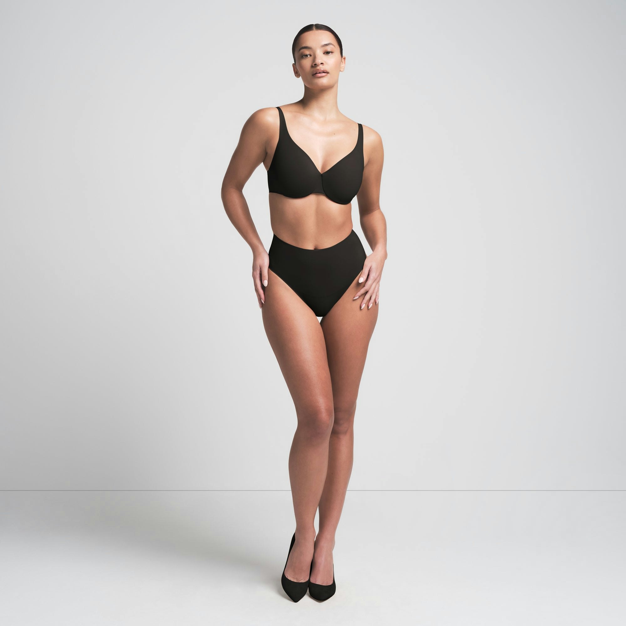 SMOOTHING INTIMATES UNLINED MINIMIZER BRA | ONYX ON A MODEL FRONT VIEW | FOCUS: 0.0, 1.0, 0.9