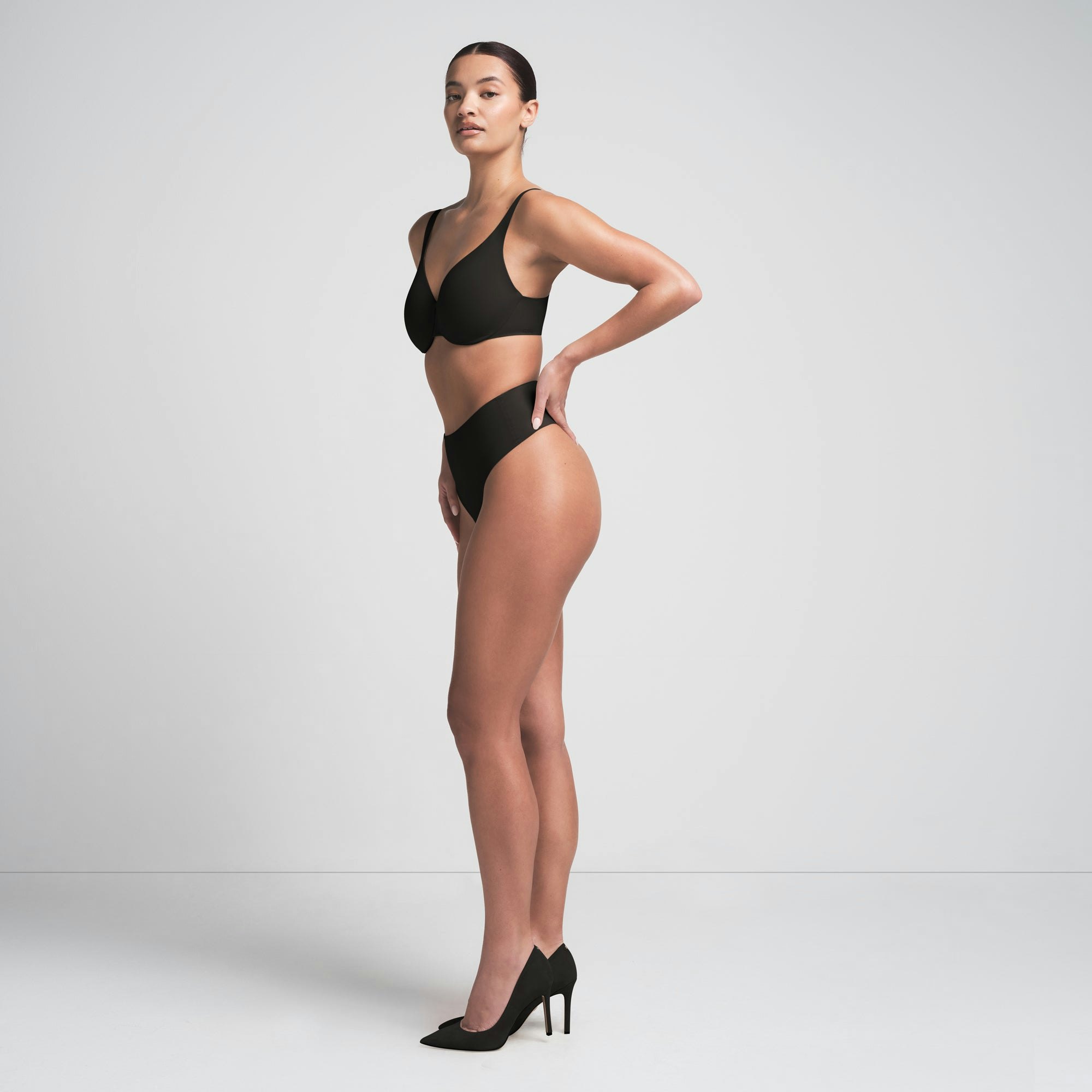 SMOOTHING INTIMATES UNLINED MINIMIZER BRA | ONYX ON A MODEL FRONT VIEW | FOCUS: 0.0, 1.0, 0.9