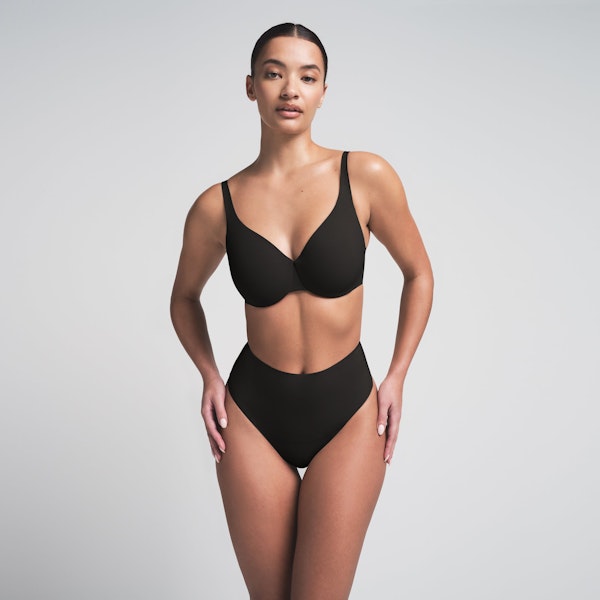 SMOOTHING INTIMATES UNLINED MINIMIZER BRA | ONYX ON A MODEL SIDE VIEW | FOCUS: 0.0, 1.0, 0.9