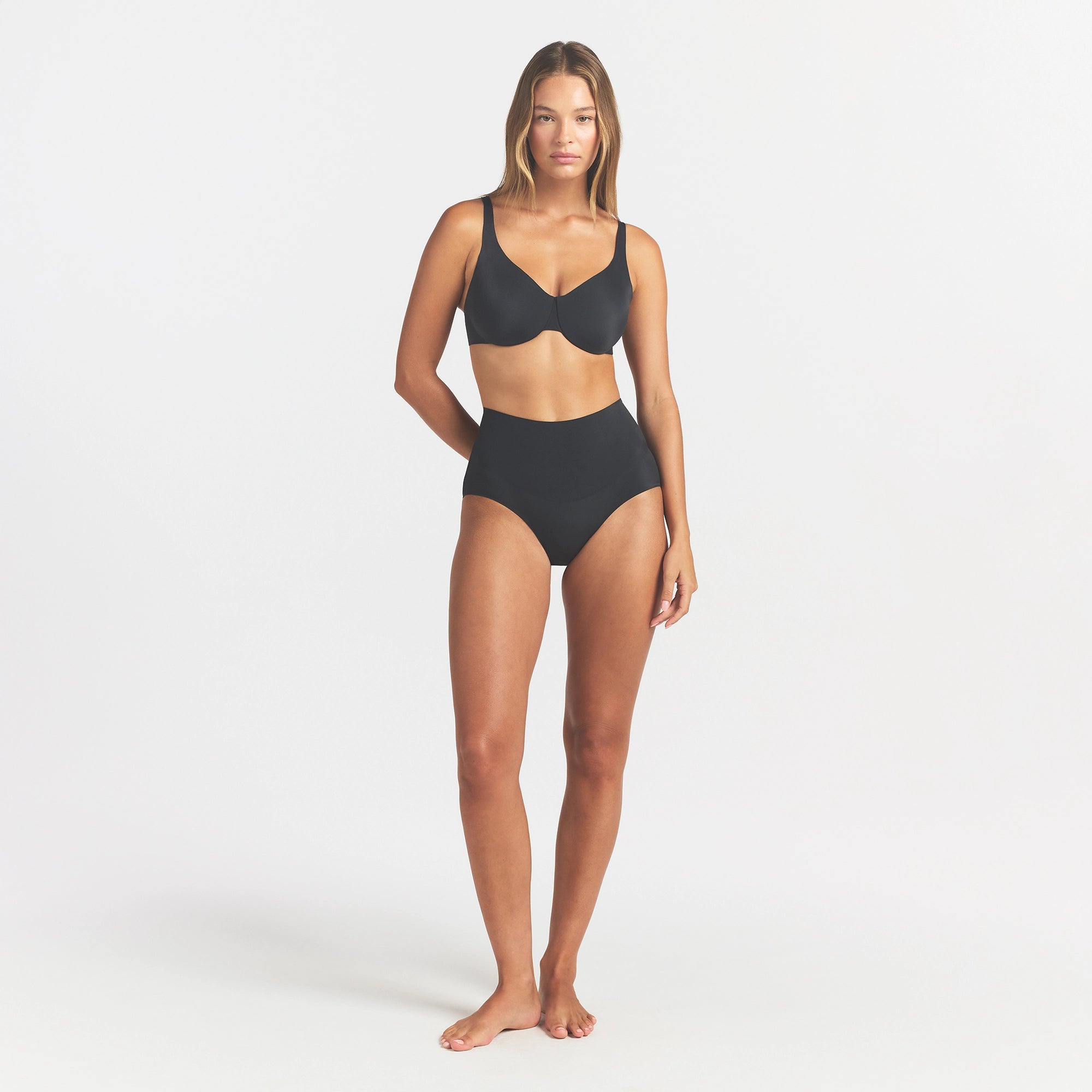 SMOOTHING INTIMATES UNLINED MINIMIZER BRA | ONYX ON A MODEL FRONT VIEW @ | FOCUS: 0.0, 1.0, 0.9