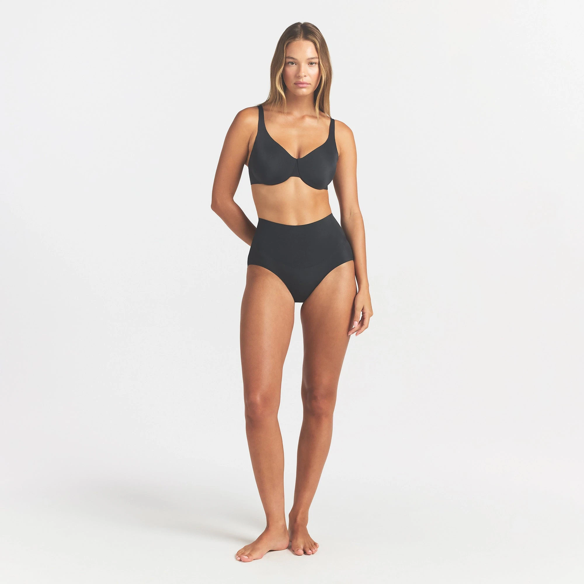 SMOOTHING INTIMATES UNLINED MINIMIZER BRA | ONYX ON A MODEL FRONT VIEW @ | FOCUS: 0.0, 1.0, 0.9