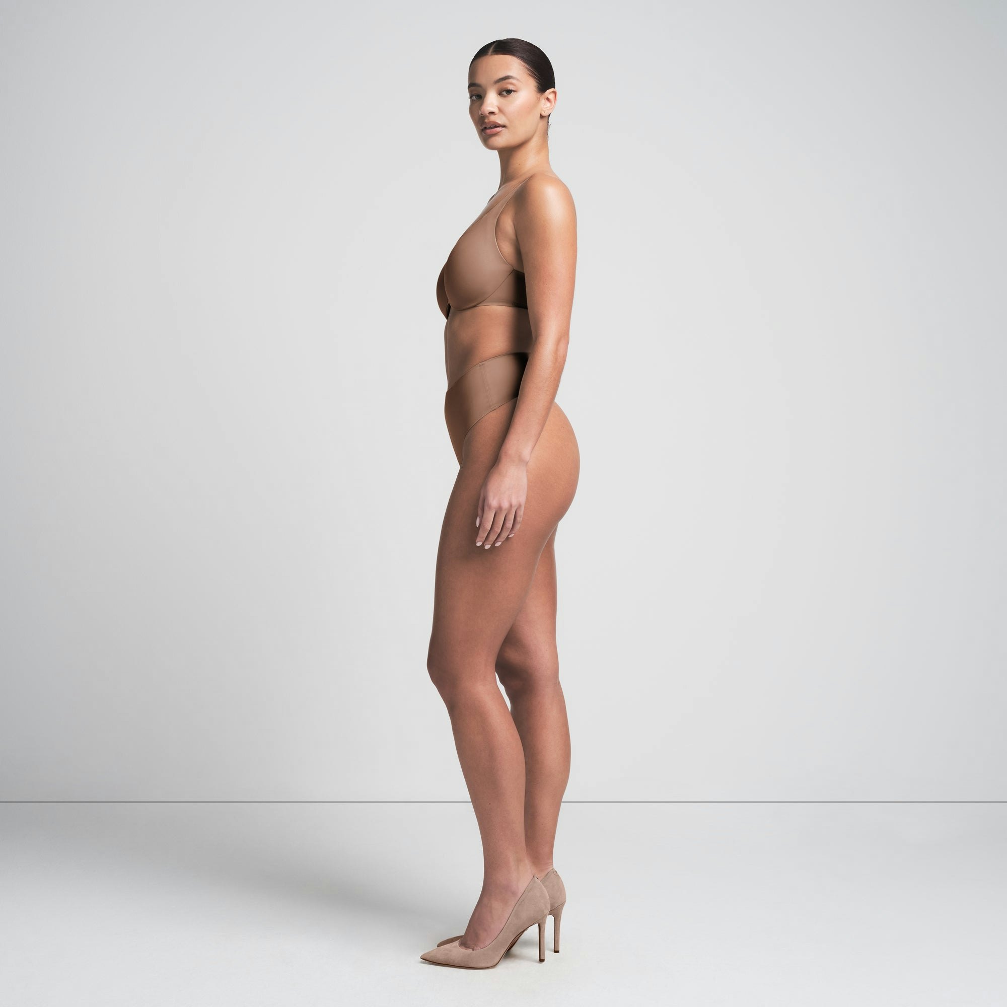 SMOOTHING INTIMATES UNLINED MINIMIZER BRA | SIENNA ON A MODEL FRONT VIEW | FOCUS: 0.0, 1.0, 0.9