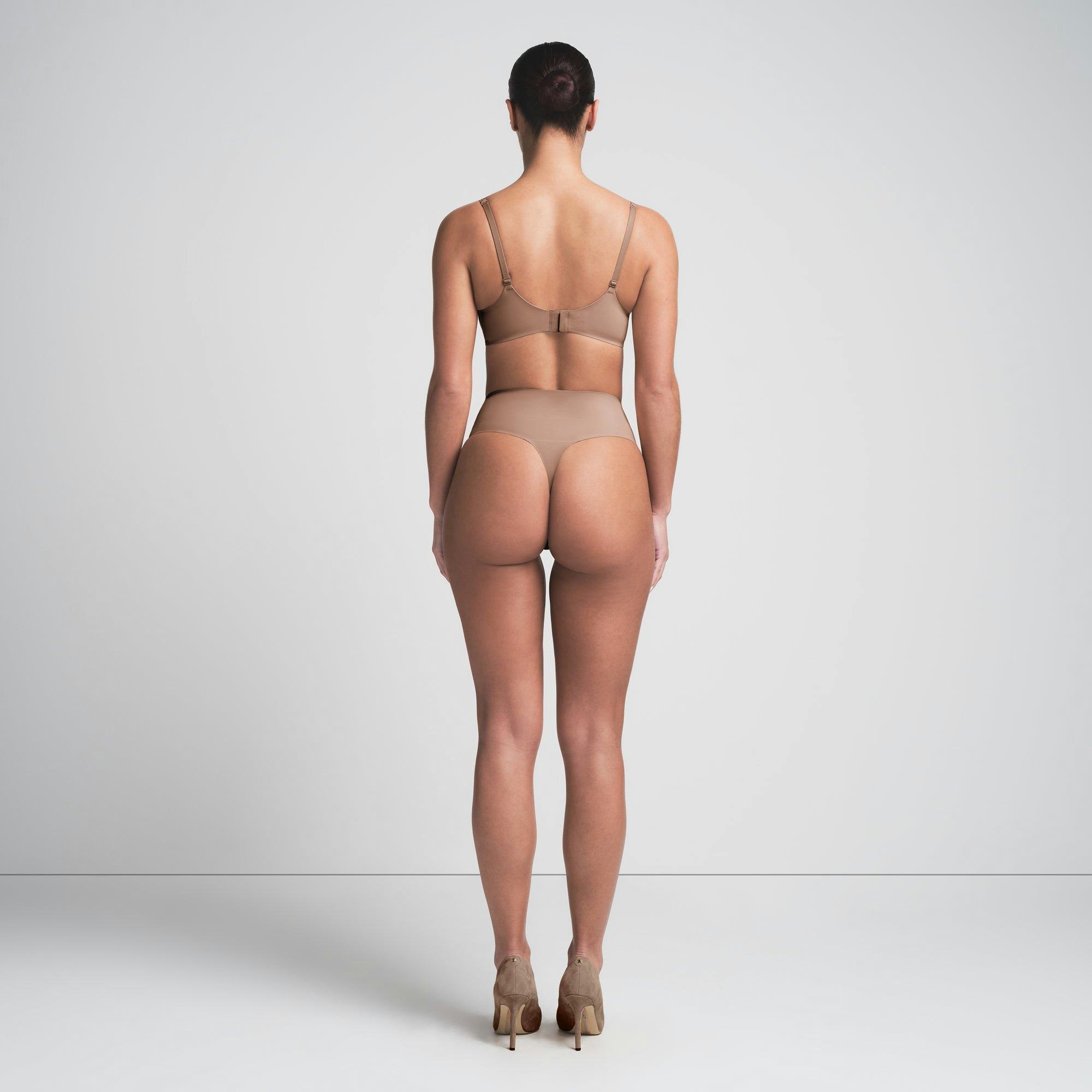 SMOOTHING INTIMATES UNLINED MINIMIZER BRA | SIENNA ON A MODEL FRONT VIEW | FOCUS: 0.0, 1.0, 0.9