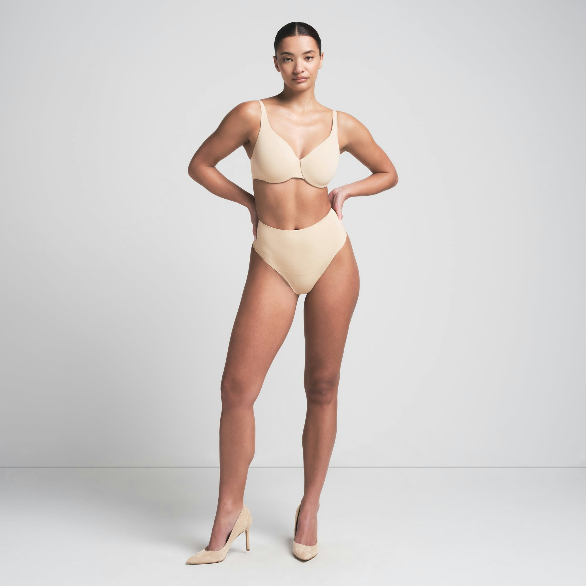 SMOOTHING INTIMATES UNLINED MINIMIZER BRA | SAND ON A MODEL FRONT VIEW | FOCUS: 0.0, 1.0, 0.9