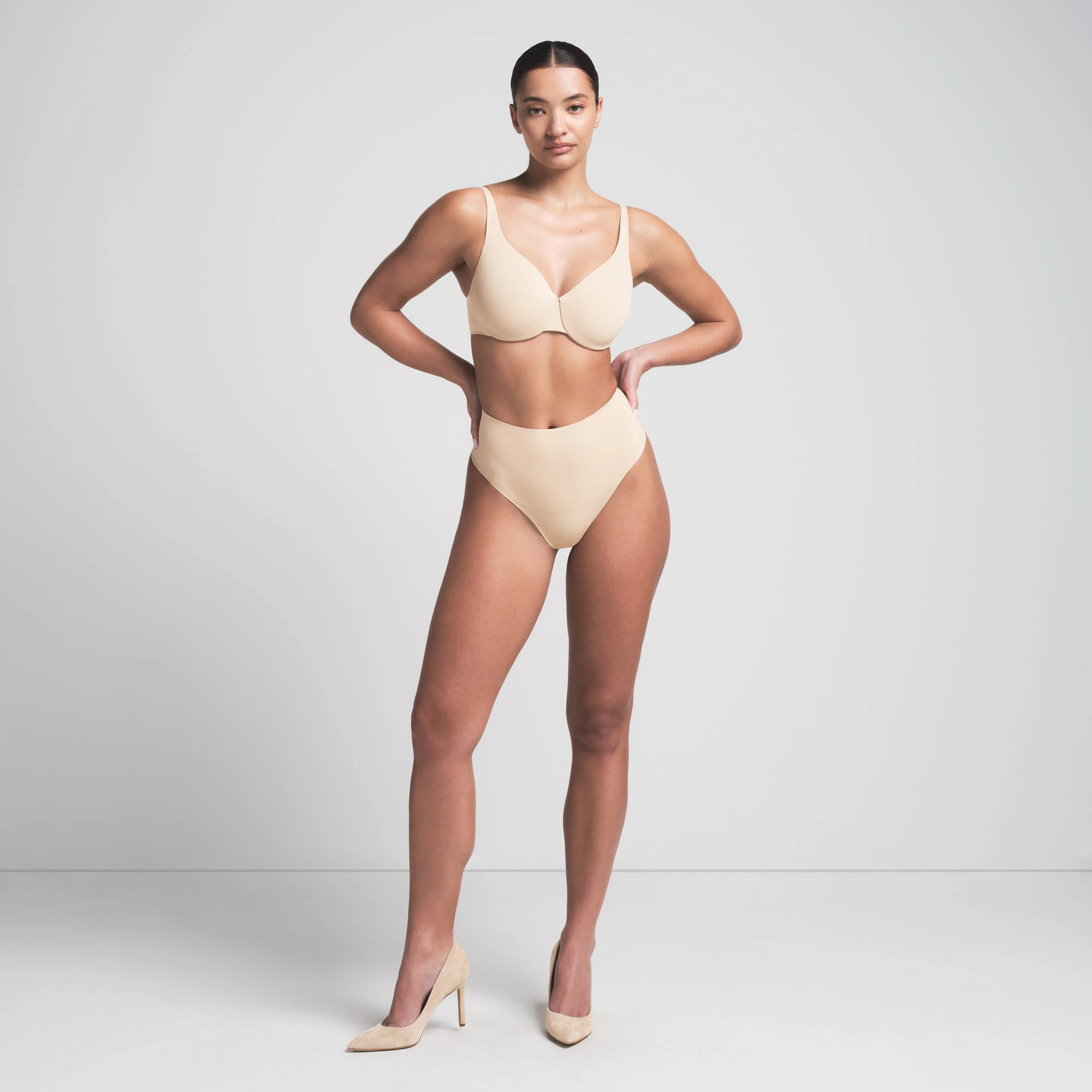 SMOOTHING INTIMATES UNLINED MINIMIZER BRA | SAND ON A MODEL FRONT VIEW | FOCUS: 0.0, 1.0, 0.9