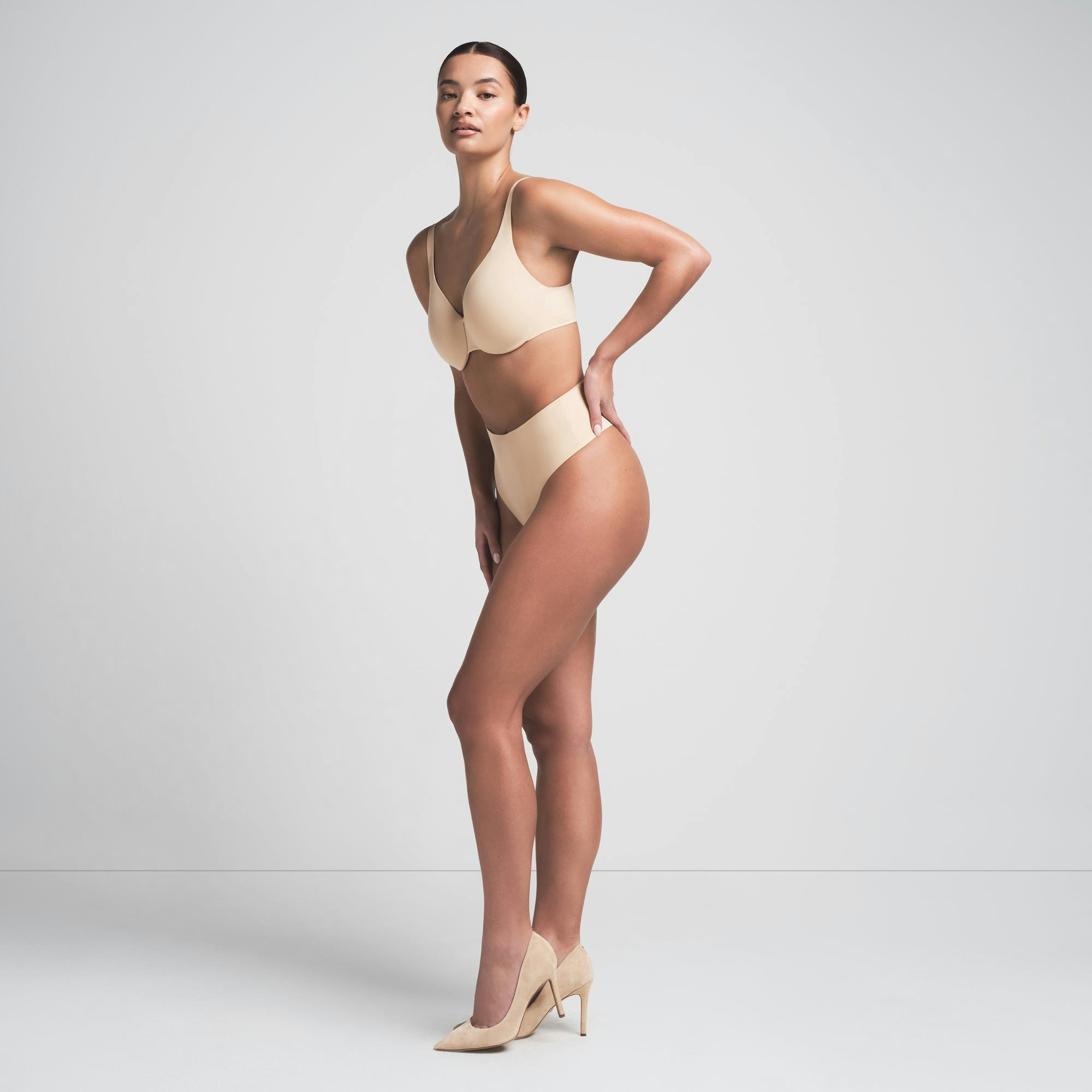 SMOOTHING INTIMATES UNLINED MINIMIZER BRA | SAND ON A MODEL FRONT VIEW | FOCUS: 0.0, 1.0, 0.9