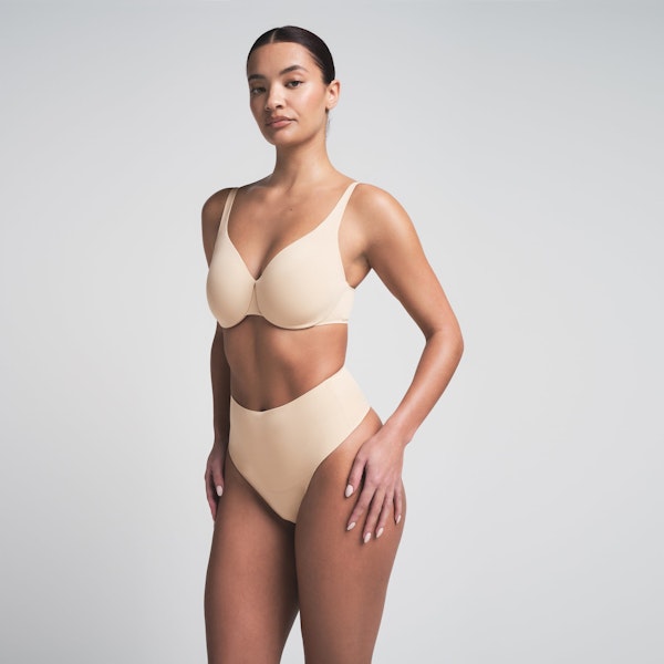 SMOOTHING INTIMATES UNLINED MINIMIZER BRA | SAND ON A MODEL SIDE VIEW | FOCUS: 0.0, 1.0, 0.9