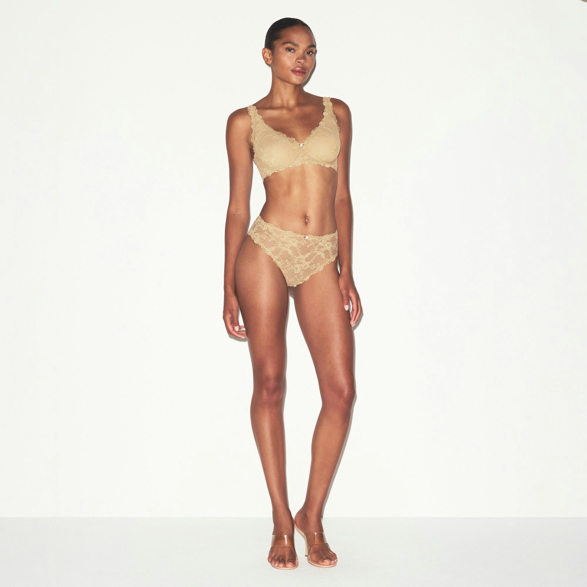STRETCH LACE UNLINED FULL COVERAGE BRA | DELTA ON A MODEL FRONT VIEW @ | FOCUS: 0.0, 1.0, 0.9