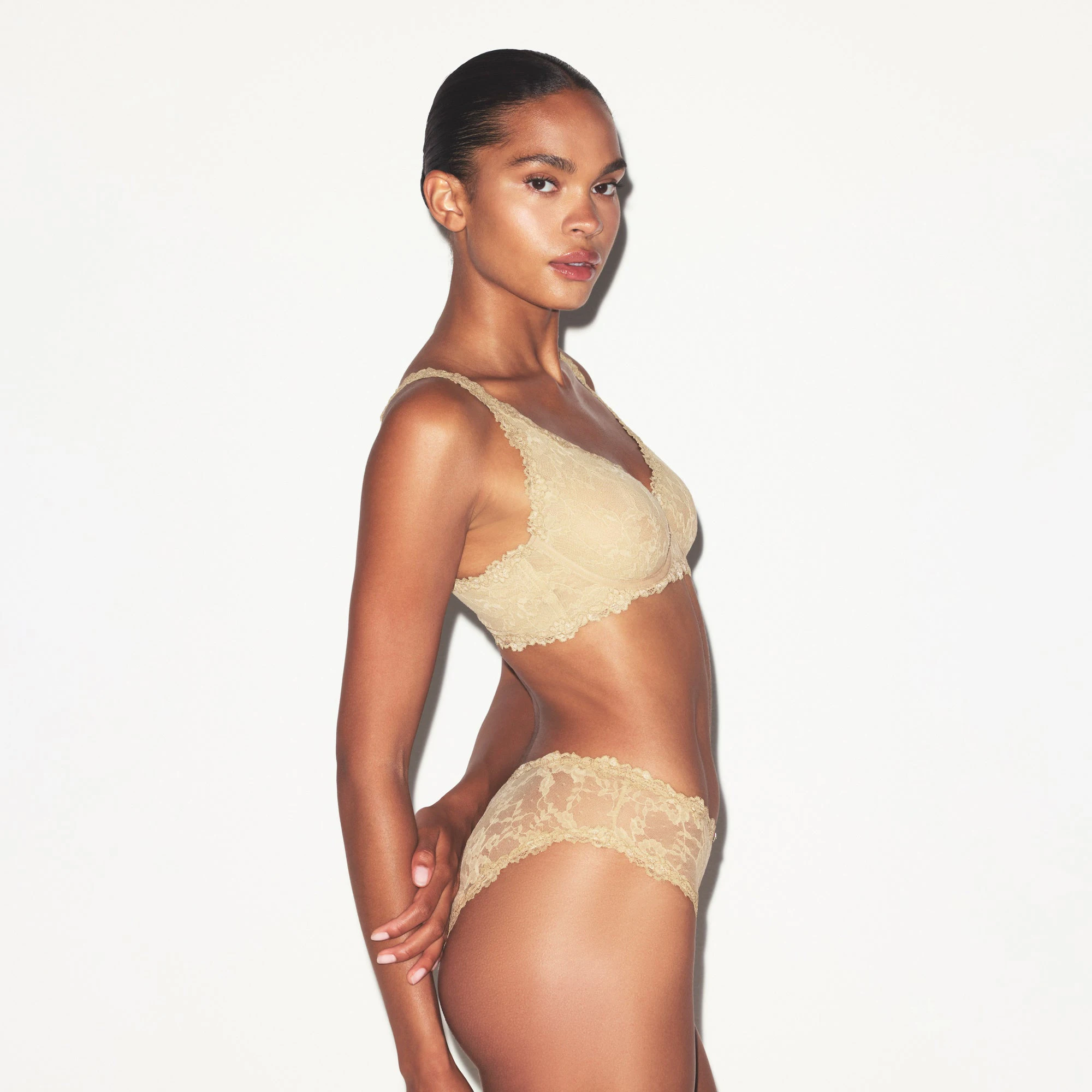 STRETCH LACE UNLINED FULL COVERAGE BRA | DELTA ON A MODEL SIDE VIEW