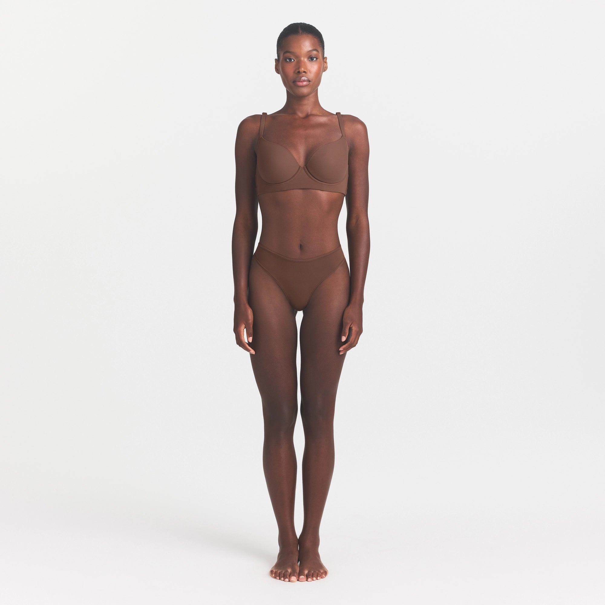 FITS EVERYBODY BACK SMOOTHING FULL COVERAGE BRA | JASPER ON A MODEL FRONT VIEW