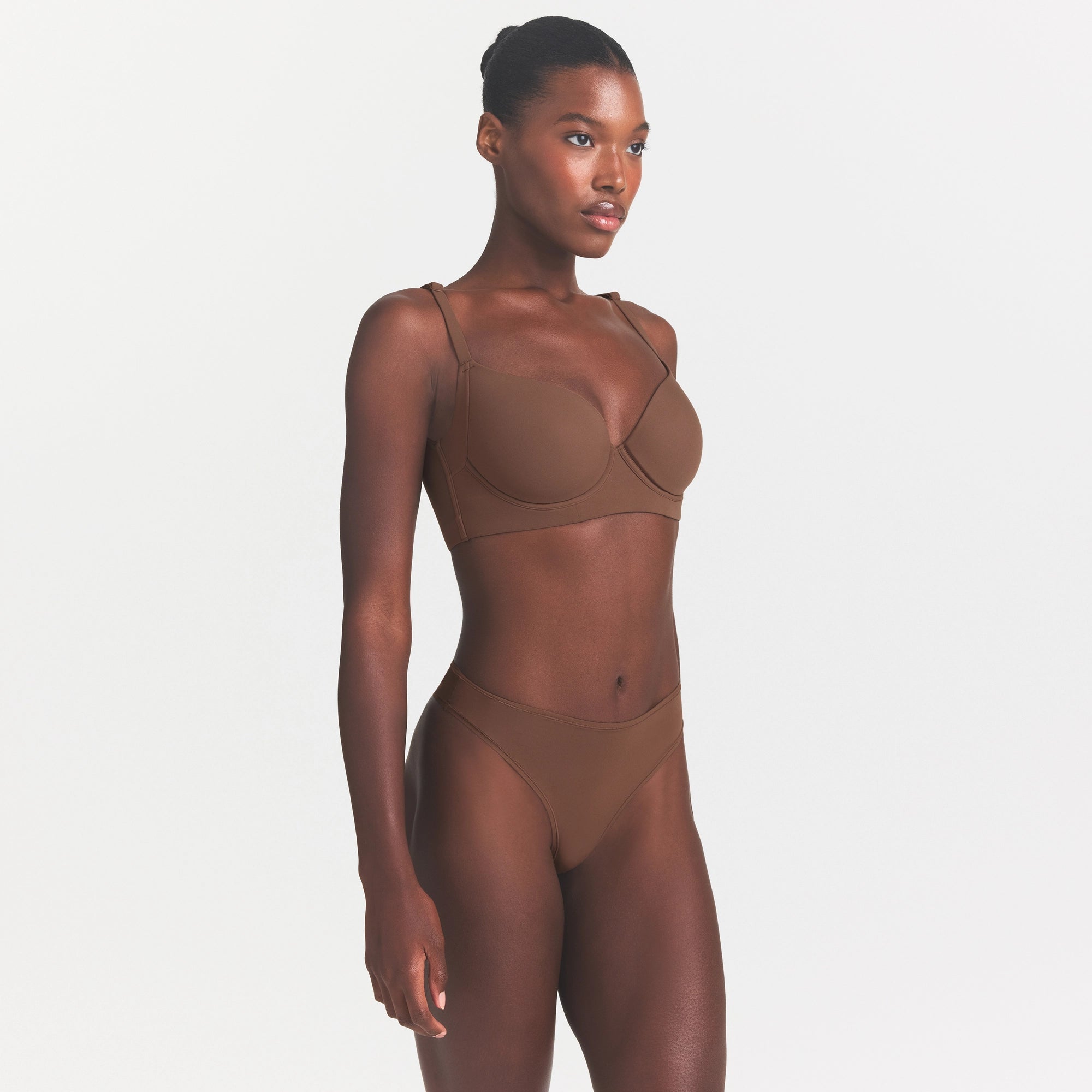 FITS EVERYBODY BACK SMOOTHING FULL COVERAGE BRA | JASPER ON A MODEL SIDE VIEW