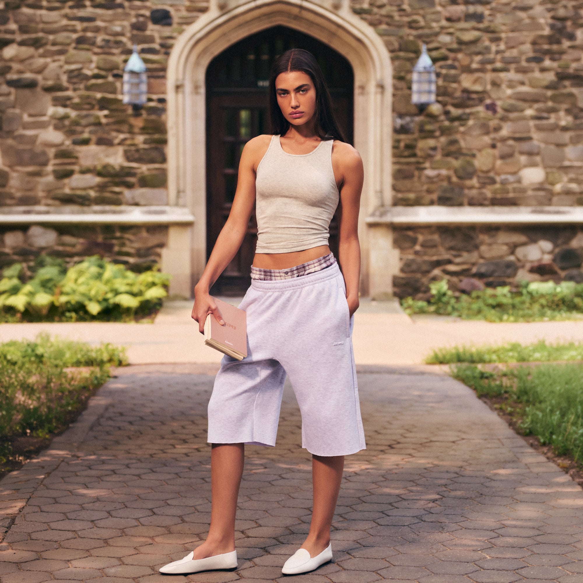 COTTON FLEECE LONG SHORT | LIGHT HEATHER GREY ON A MODEL FRONT VIEW @ | FOCUS: 0.0, 1.0, 0.9