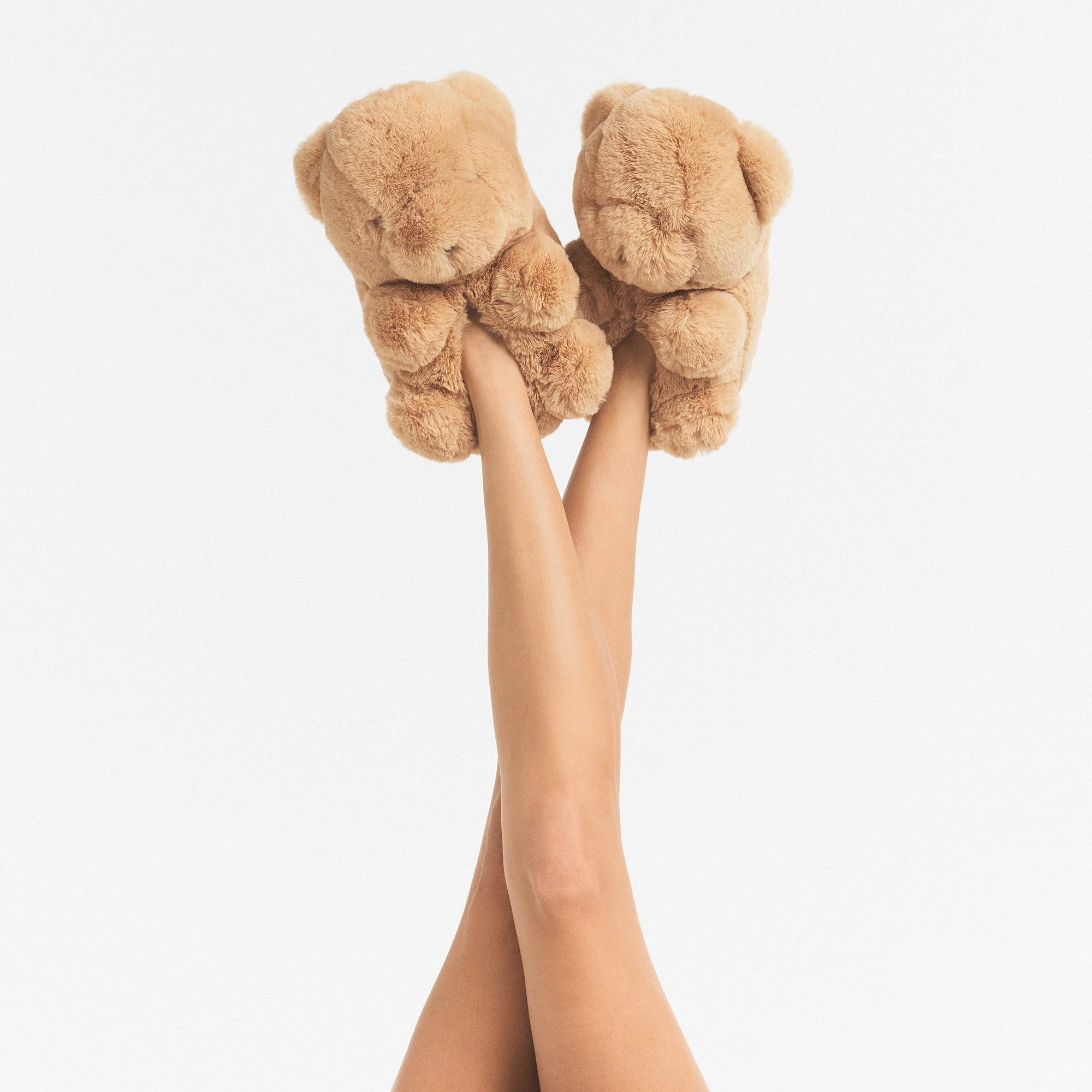 FURRY TEDDY BEAR SLIPPER | CLAY ON A MODEL FRONT VIEW @ | FOCUS: 0.0, 1.0, 0.9