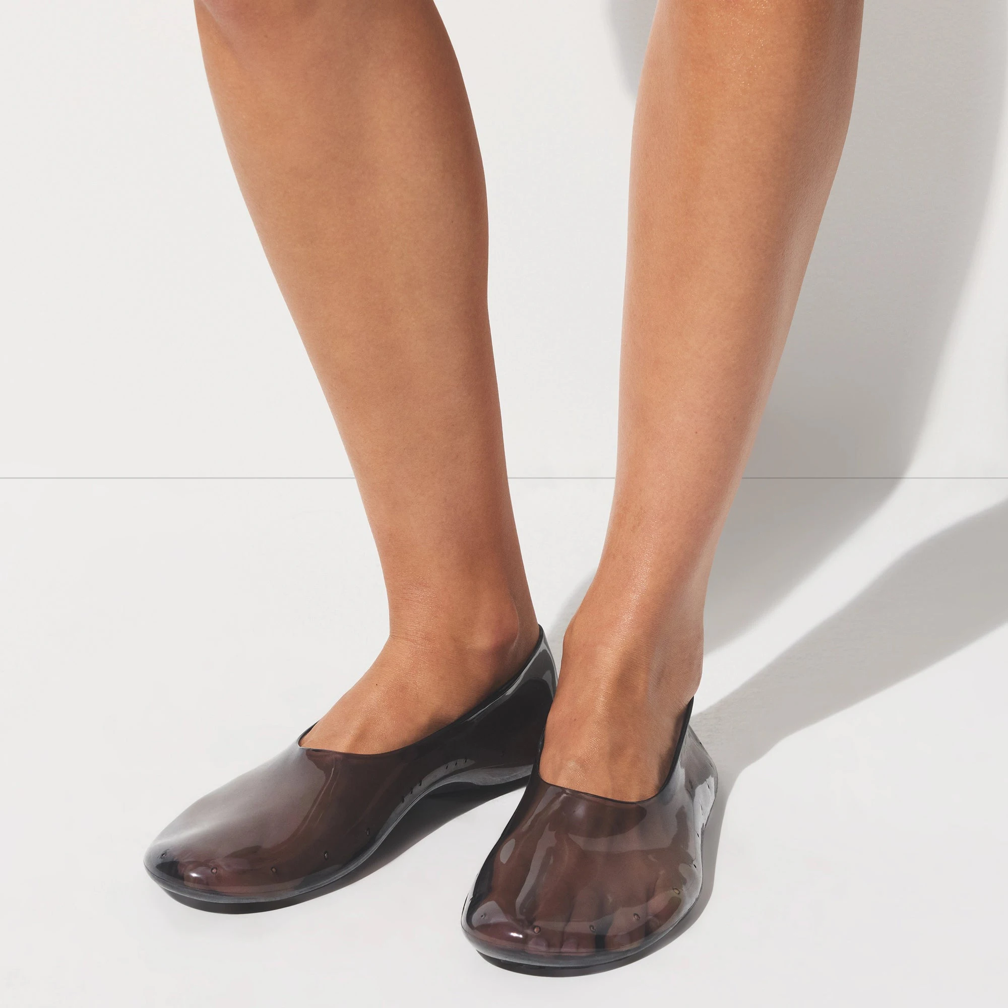 JELLY SHOE | ONYX ON A MODEL SIDE VIEW @ | FOCUS: 0.0, 1.0, 0.9