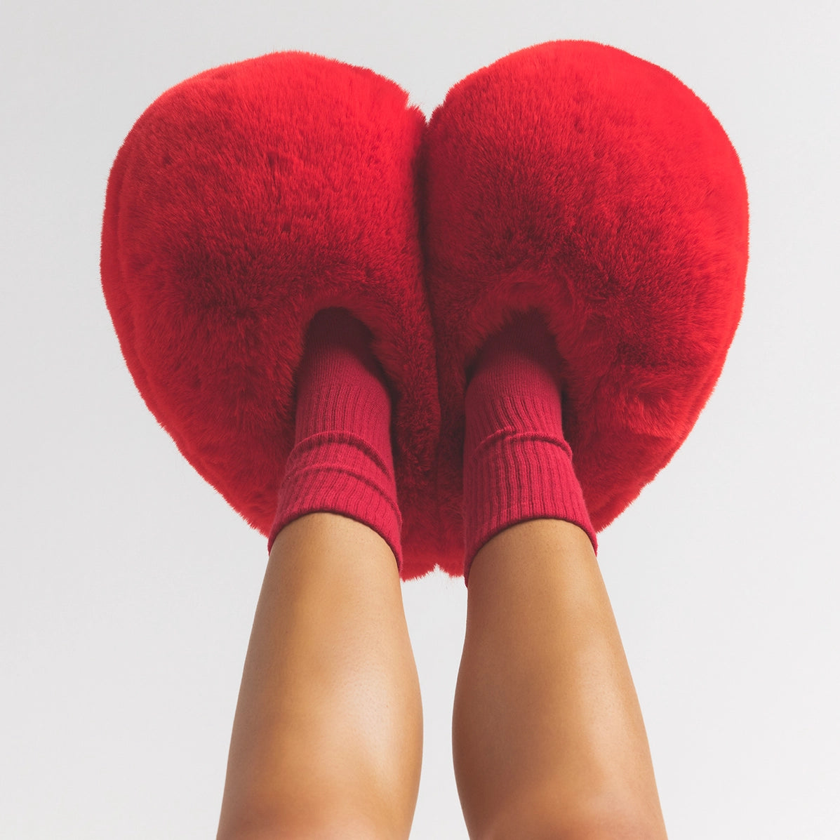 FAUX FUR HEART SLIPPER | RUBY ON A MODEL FRONT VIEW @ | FOCUS: 0.0, 1.0, 0.9