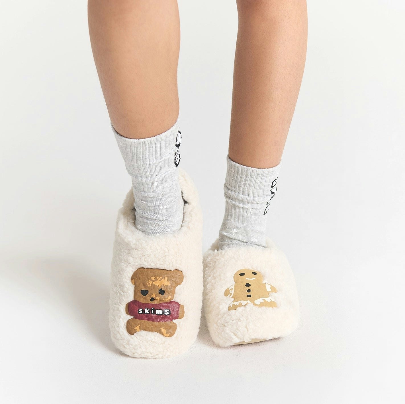 CACTUS PLANT FLEA MARKET X SKIMS SHERPA SLIPPER | MARBLE TEDDY BEAR PRINT ON A MODEL SIDE VIEW FOCUS: 0.0, 1.0, 0.9