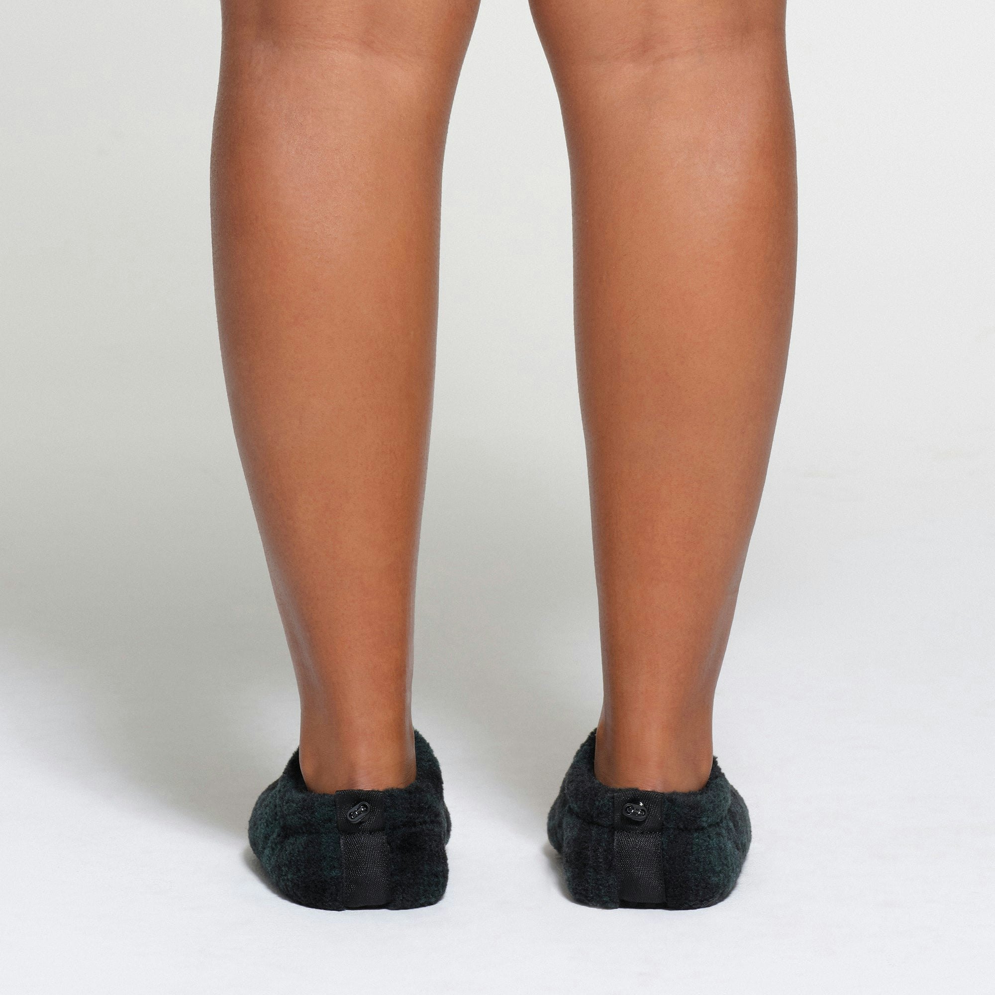 FLEECE SLEEP UNISEX SLIPPER | CYPRESS PLAID ON A MODEL BACK VIEW