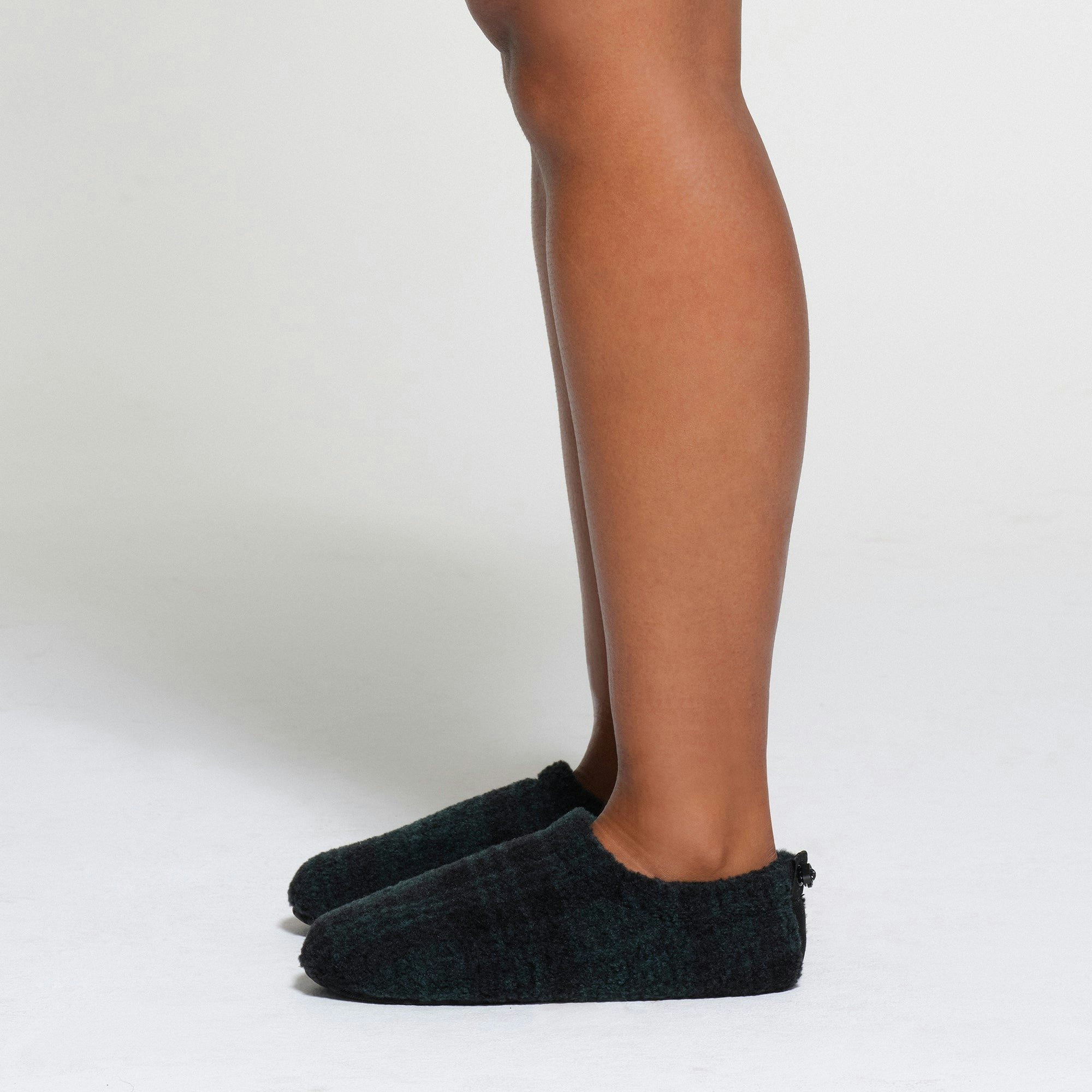 FLEECE SLEEP UNISEX SLIPPER | CYPRESS PLAID ON A MODEL SIDE VIEW