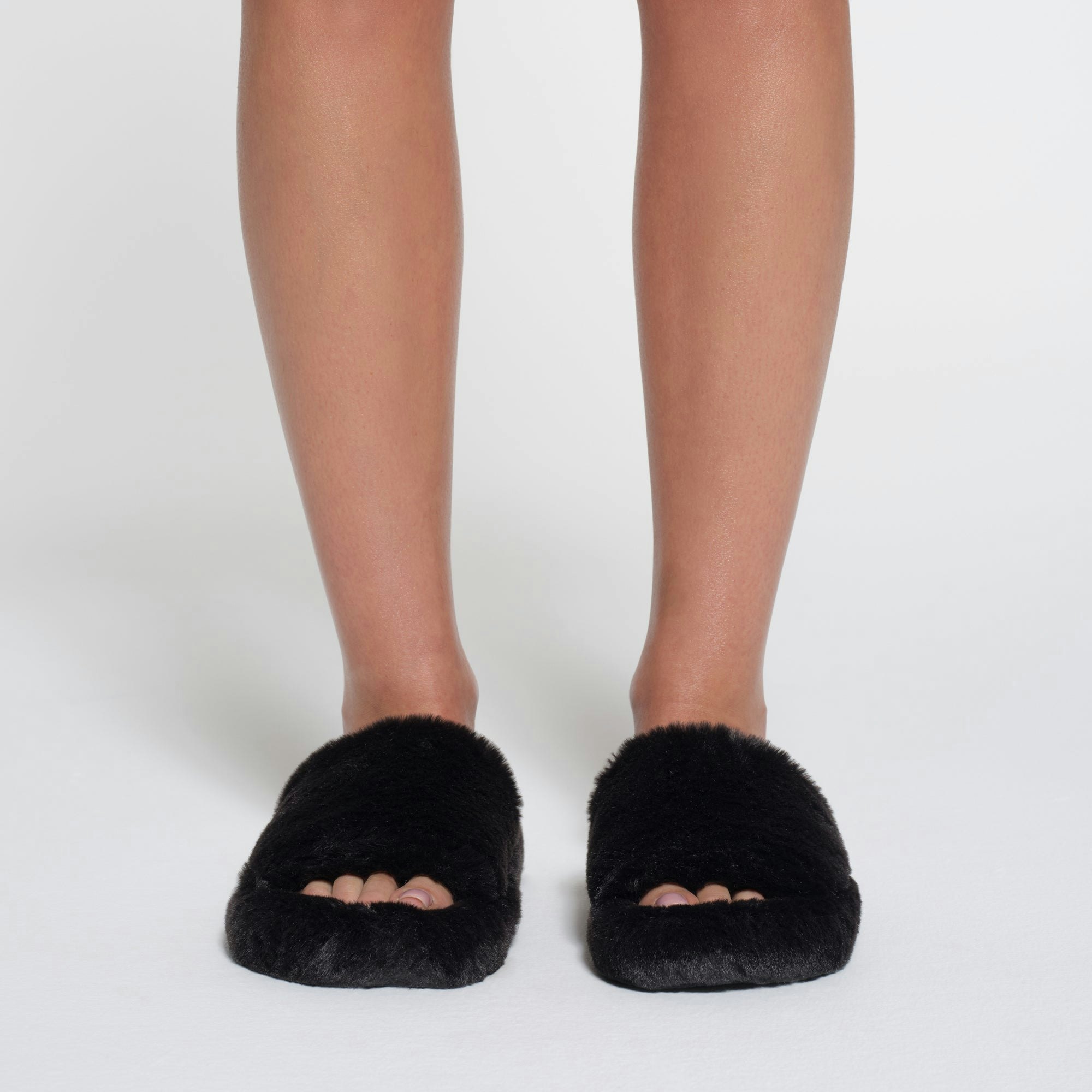 FAUX FUR SLIPPER | ONYX ON A MODEL FRONT VIEW