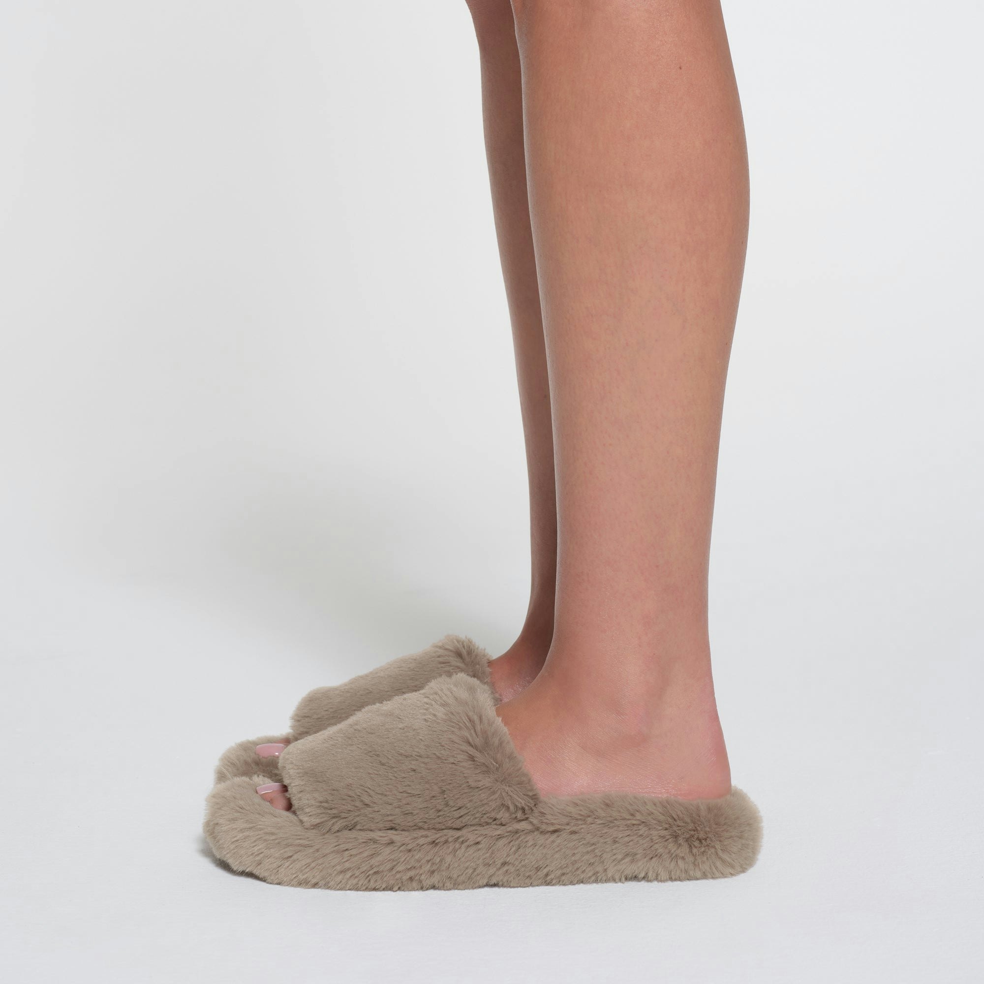 FAUX FUR SLIPPER | TRUFFLE ON A MODEL SIDE VIEW