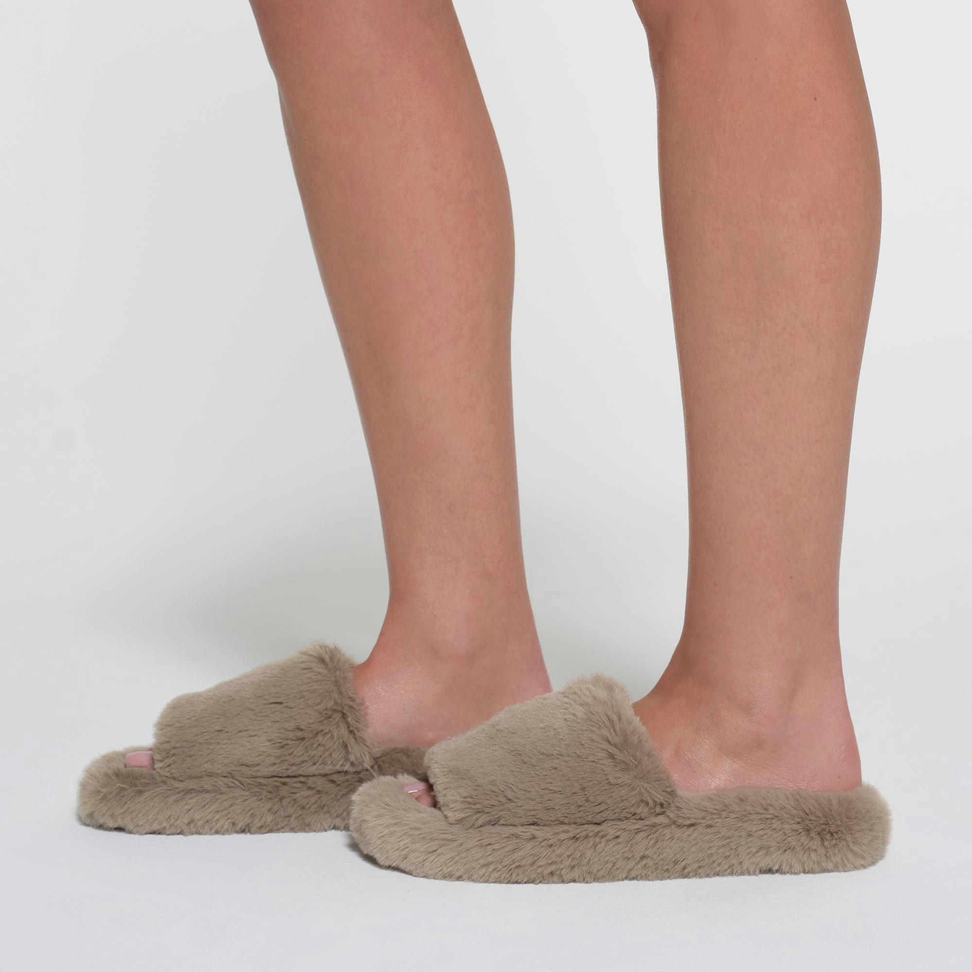 FAUX FUR SLIPPER | TRUFFLE ON A MODEL SIDE VIEW
