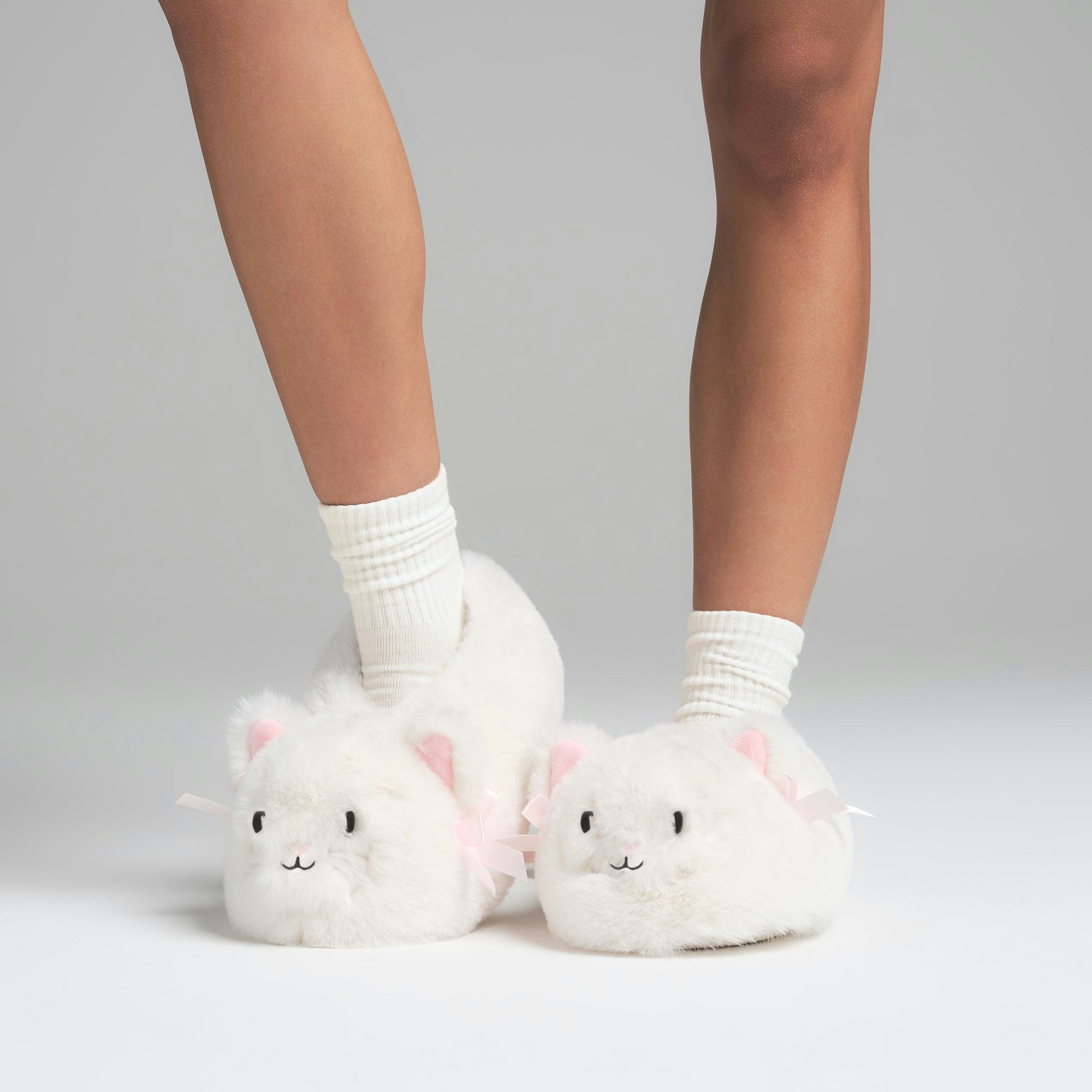 KITTEN SLIPPER | MARBLE ON A MODEL FRONT VIEW | FOCUS: 0.0, 1.0, 0.9