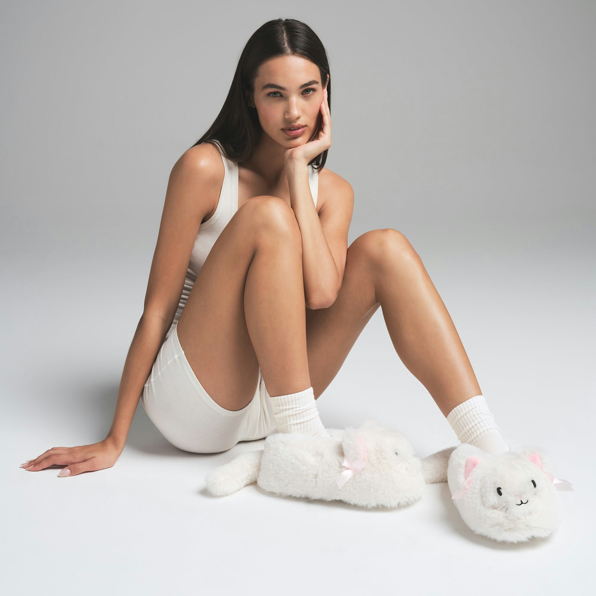 KITTEN SLIPPER | MARBLE ON A MODEL FRONT VIEW | FOCUS: 0.0, 1.0, 0.9