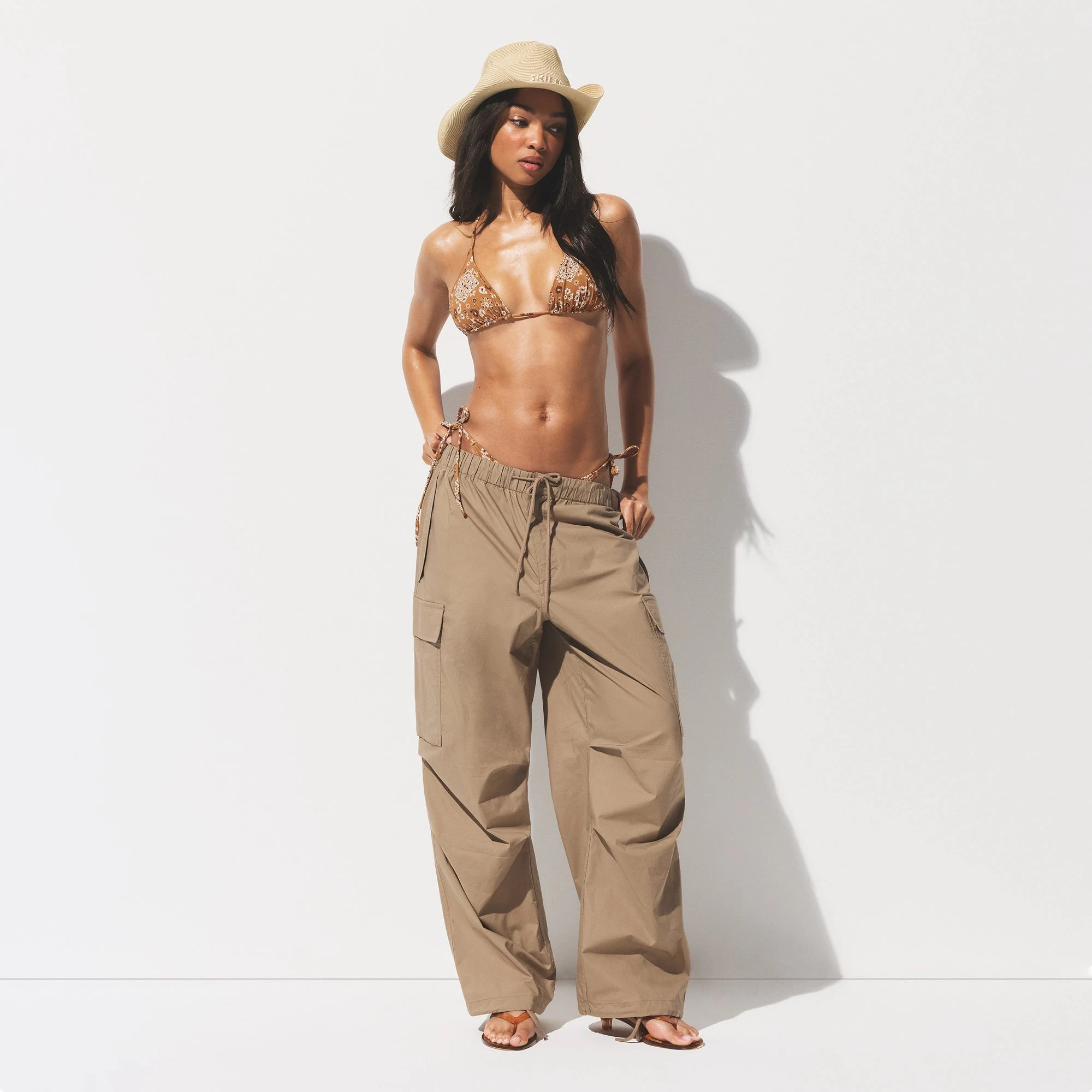 WOVEN SIDE SNAP HAT | NATURAL RAFFIA ON A MODEL FRONT VIEW @ | FOCUS: 0.0, 1.0, 0.9