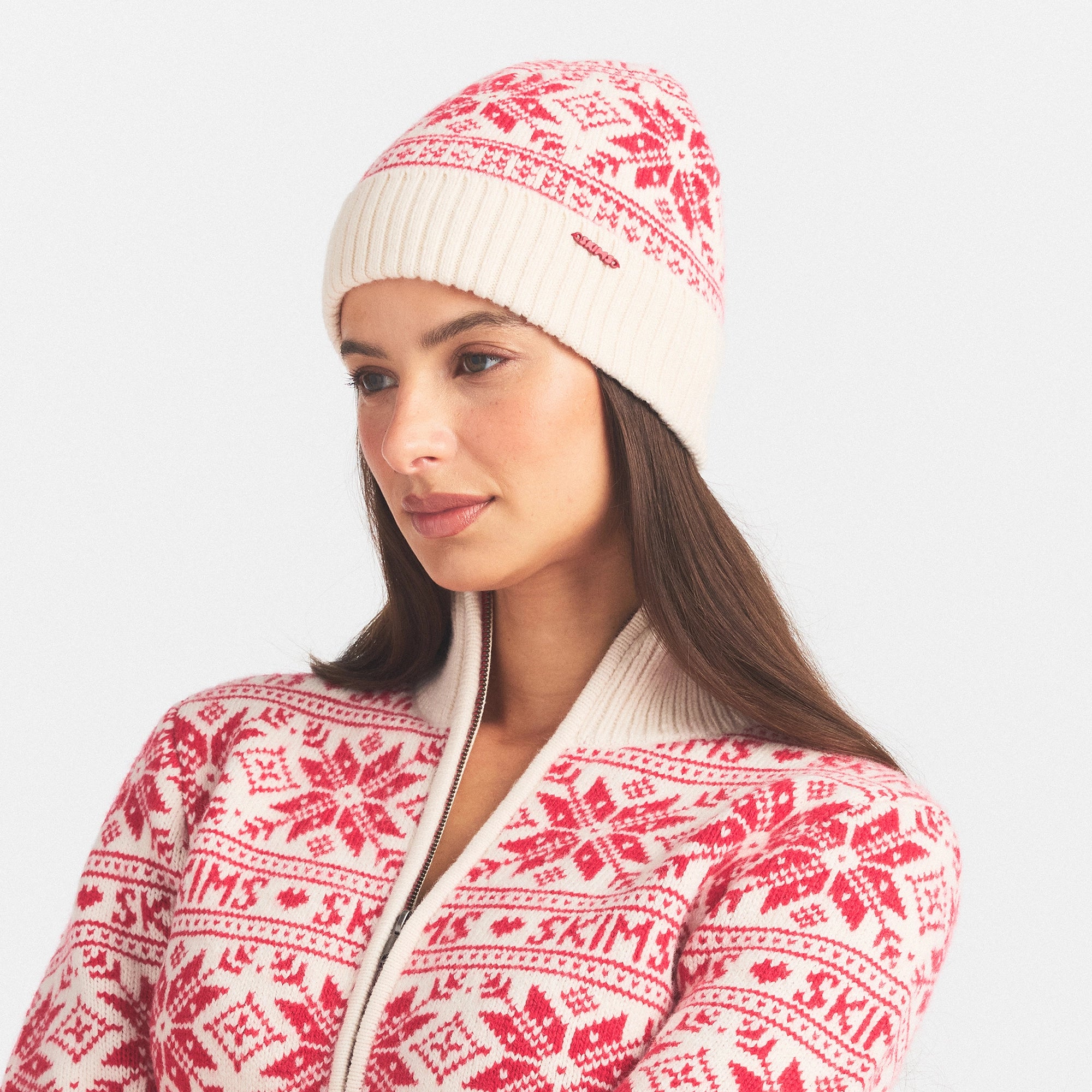 FAIRISLE KNIT BEANIE | SNOW CARDINAL FAIRISLE ON A MODEL SIDE VIEW @ | FOCUS: 0.0, 1.0, 0.9