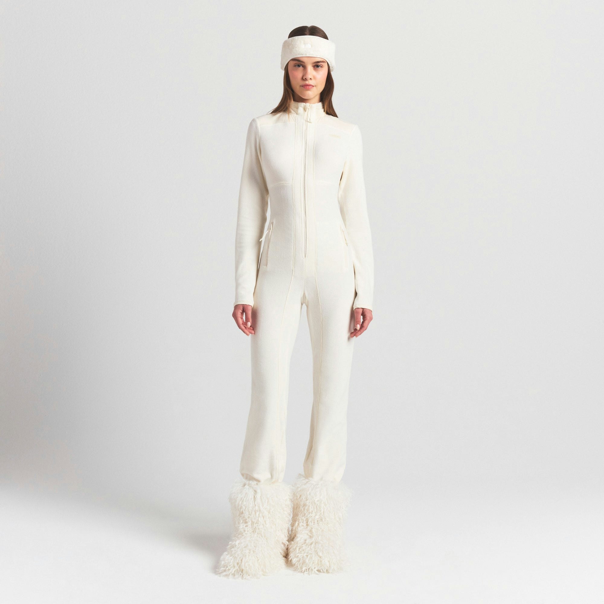 HIGHLINE HEADBAND | MARBLE ON A MODEL FRONT VIEW @ | FOCUS: 0.0, 1.0, 0.9