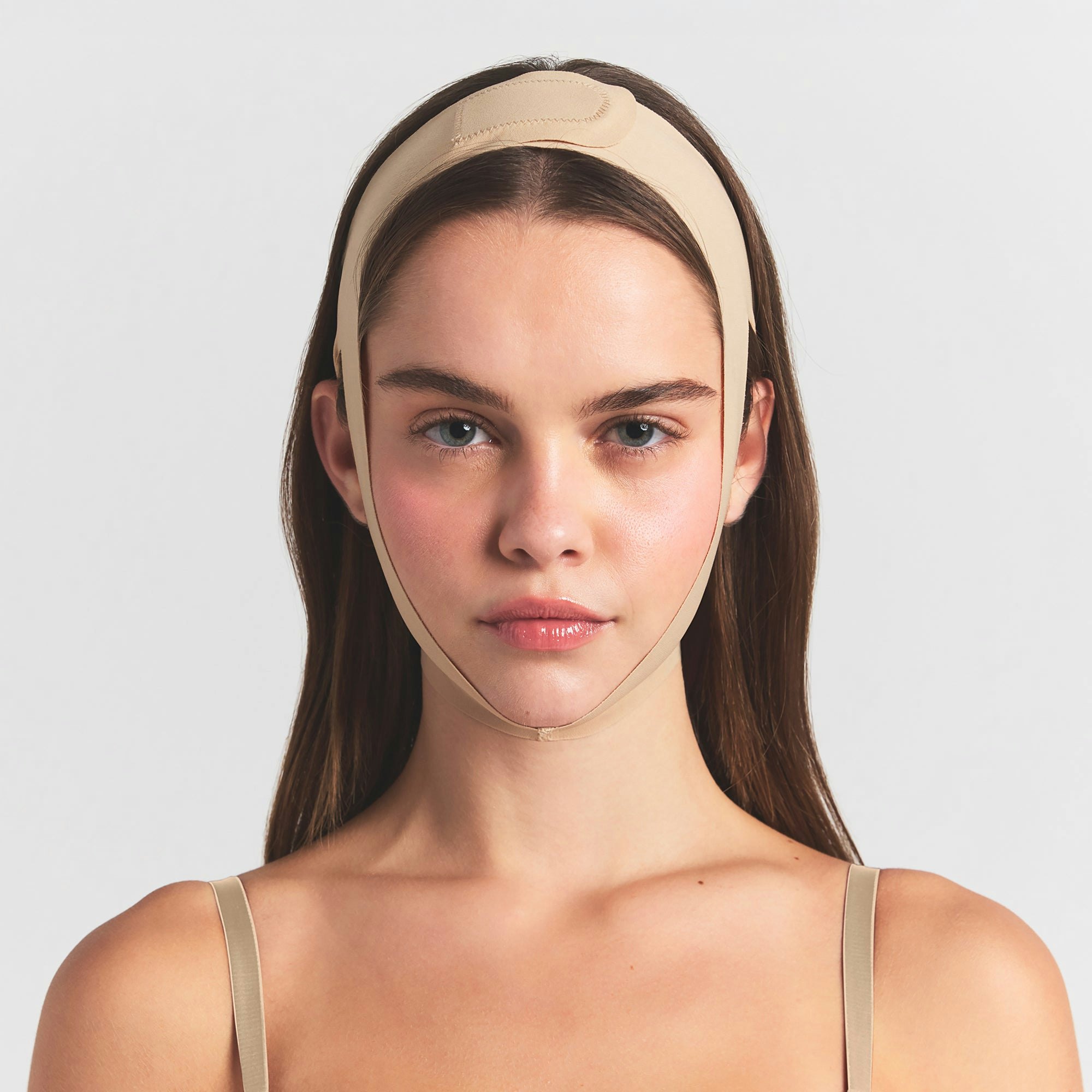 SEAMLESS SCULPT FACE SHAPER | CLAY ON A MODEL FRONT VIEW @ | FOCUS: 0.0, 1.0, 0.9