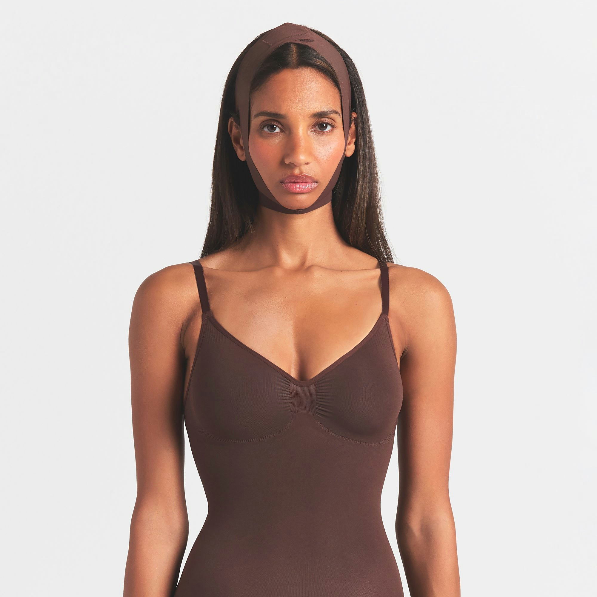 SEAMLESS SCULPT FACE SHAPER | COCOA ON A MODEL FRONT VIEW @ | FOCUS: 0.0, 1.0, 0.9