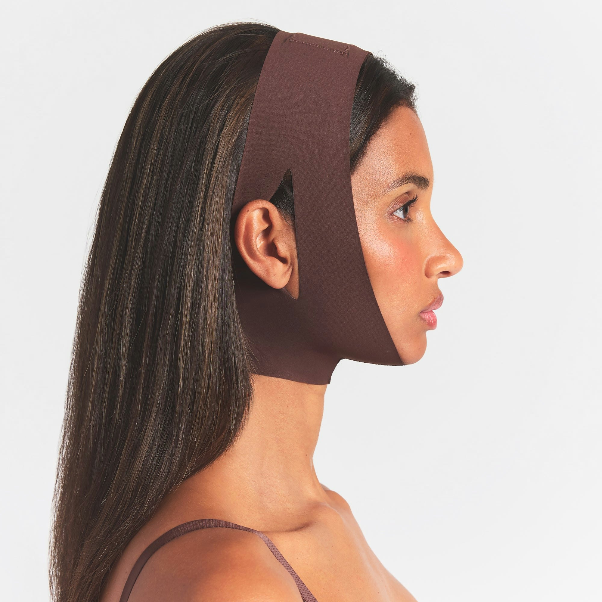 SEAMLESS SCULPT FACE SHAPER | COCOA ON A MODEL FRONT VIEW @ | FOCUS: 0.0, 1.0, 0.9