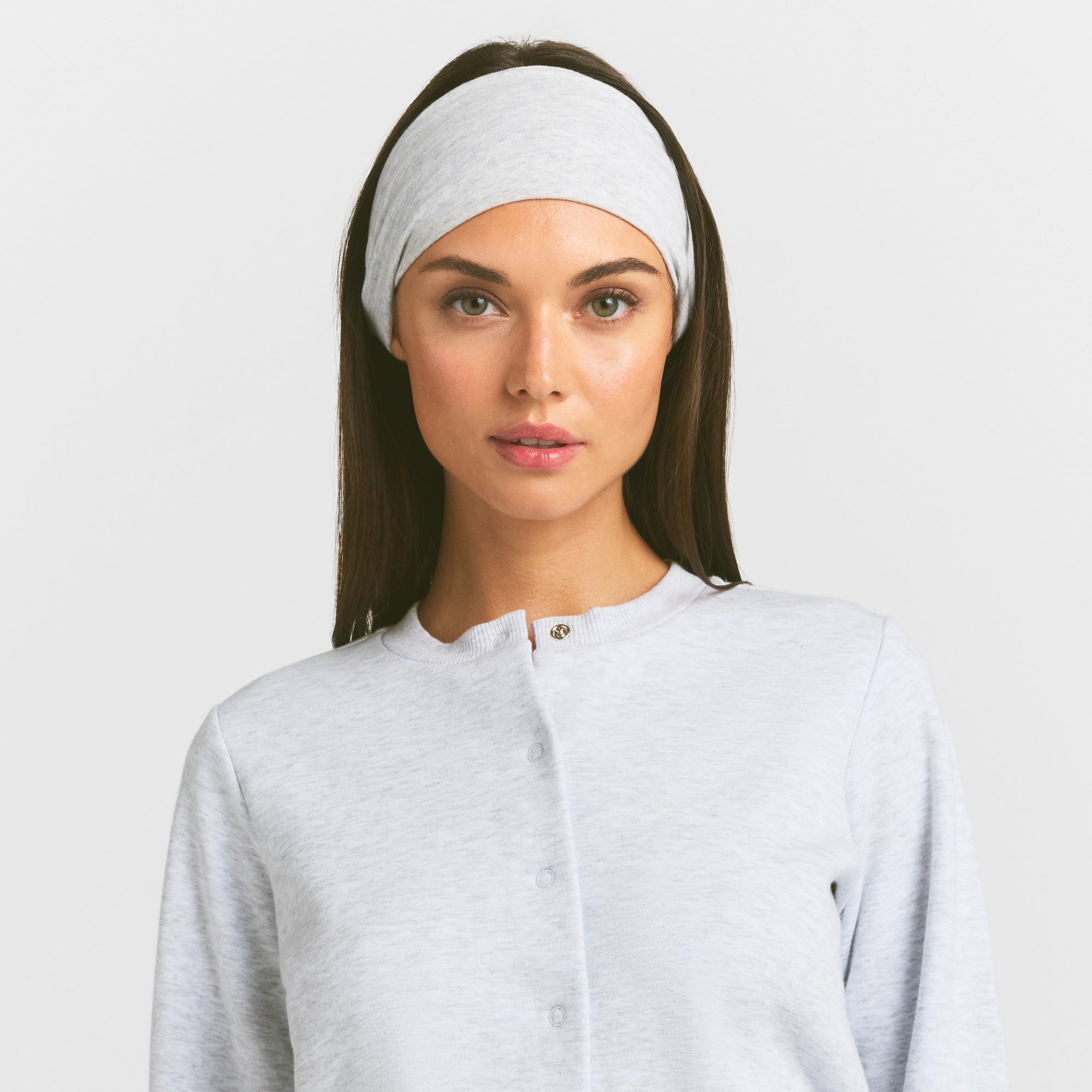 COTTON JERSEY WIDE HEADBAND | LIGHT HEATHER GREY ON A MODEL SIDE VIEW @ | FOCUS: 0.0, 1.0, 0.9