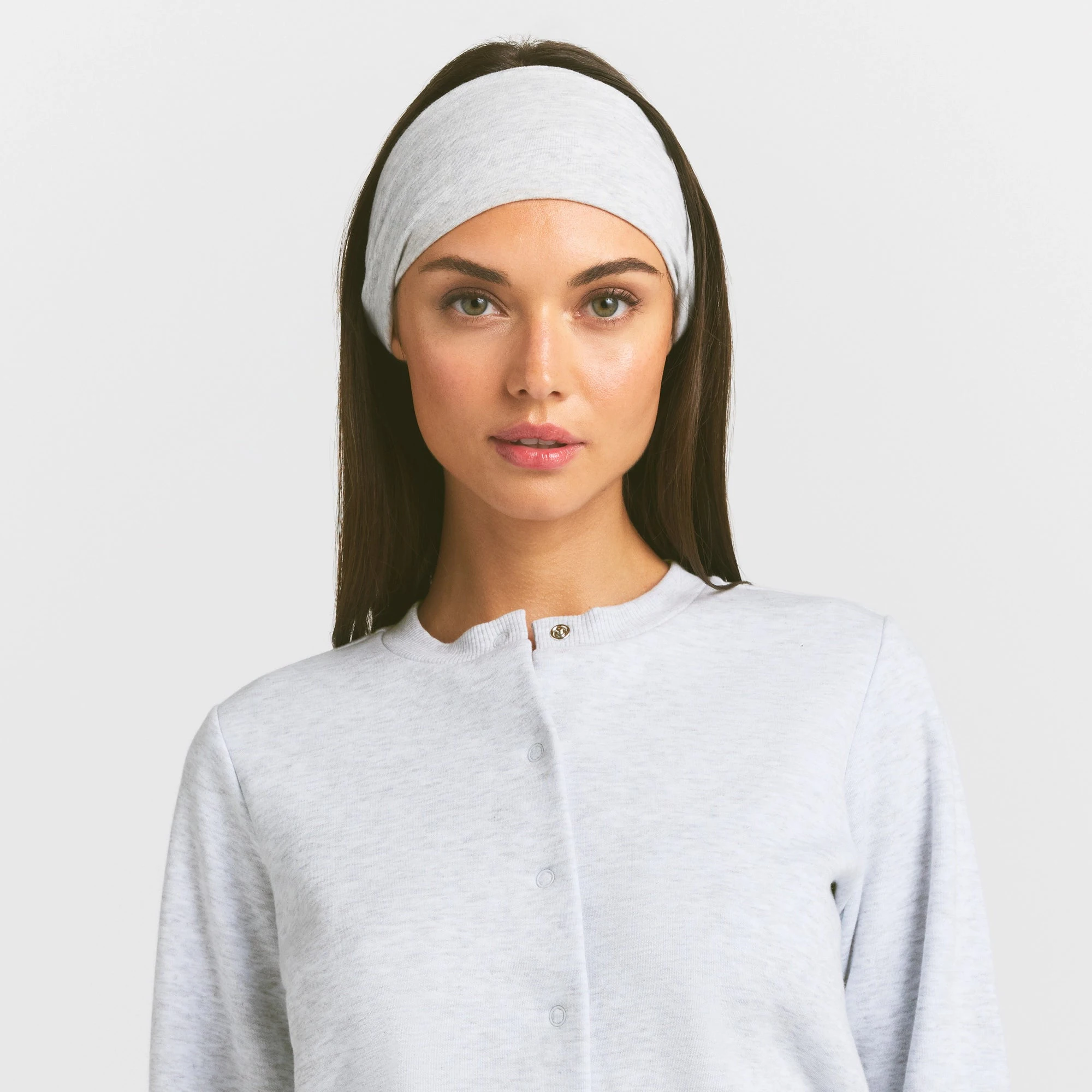 COTTON JERSEY WIDE HEADBAND | LIGHT HEATHER GREY ON A MODEL SIDE VIEW @ | FOCUS: 0.0, 1.0, 0.9